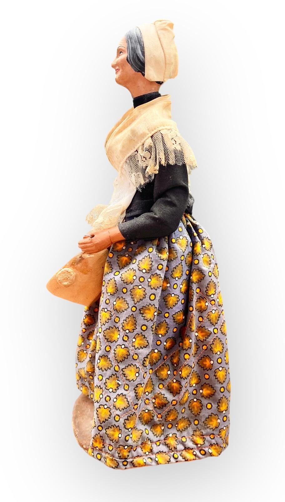 Figurine de poupée vintage Santon de Provence en argile, vieille femme tenant un pot d'argile  en vente 9