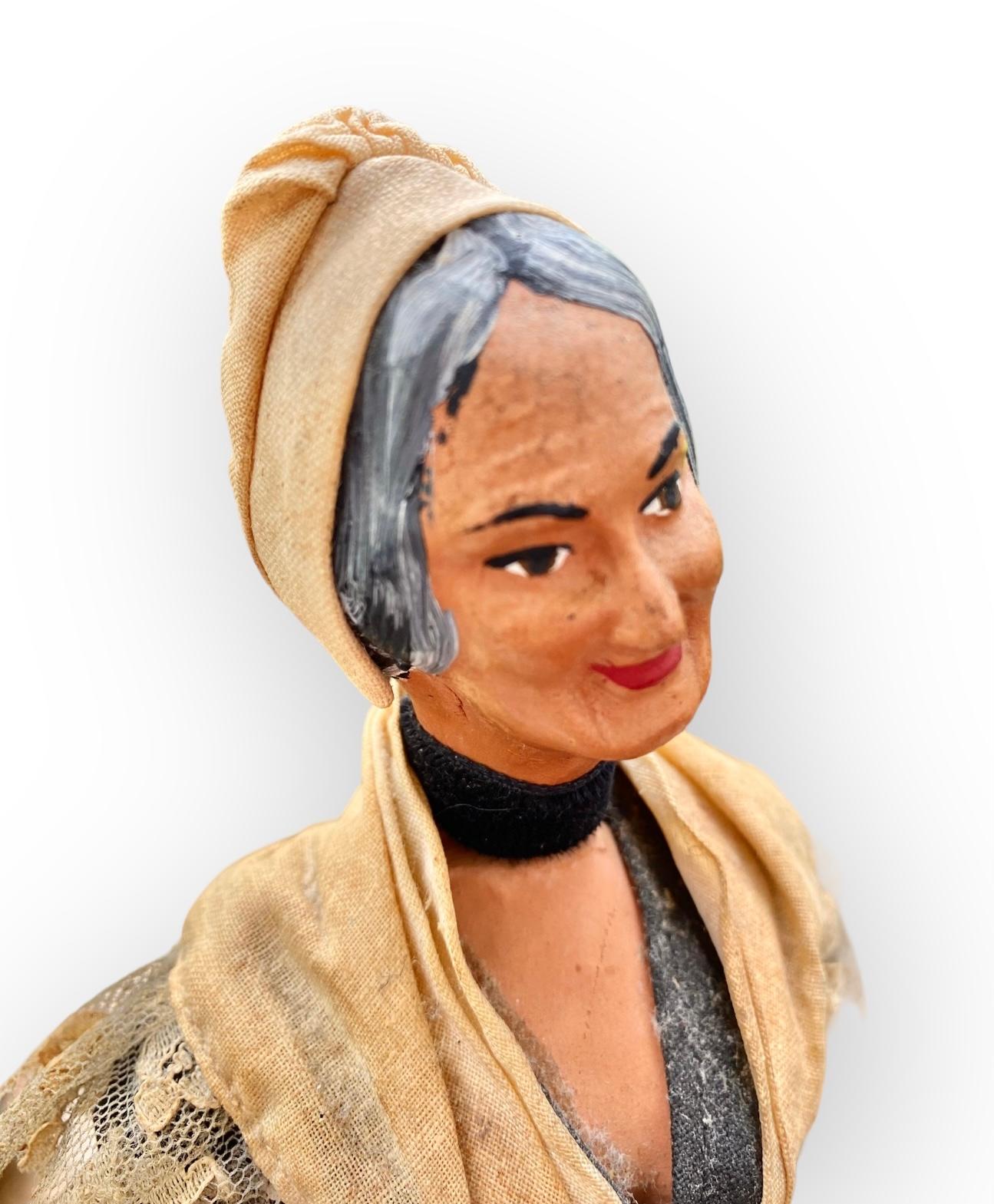 Artisanat Figurine de poupée vintage Santon de Provence en argile, vieille femme tenant un pot d'argile  en vente