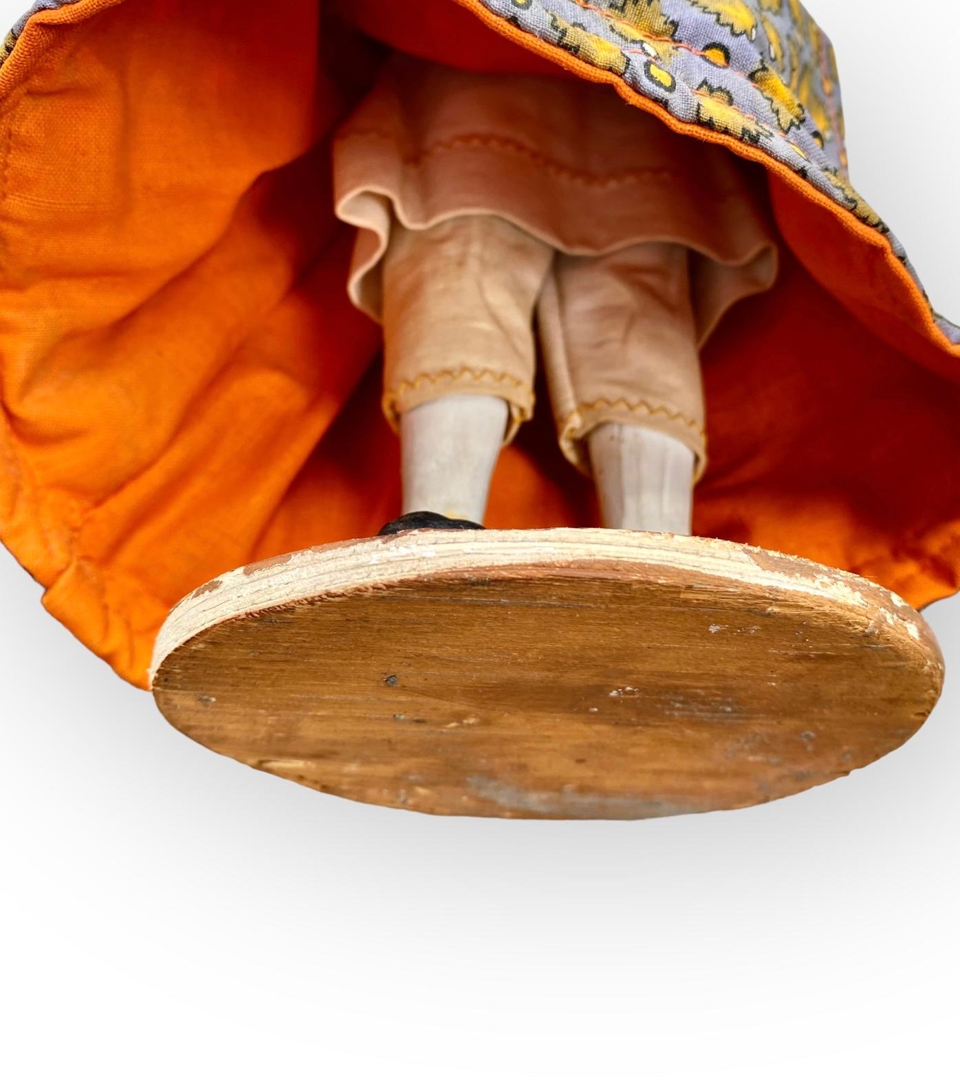 Figurine de poupée vintage Santon de Provence en argile, vieille femme tenant un pot d'argile  en vente 1