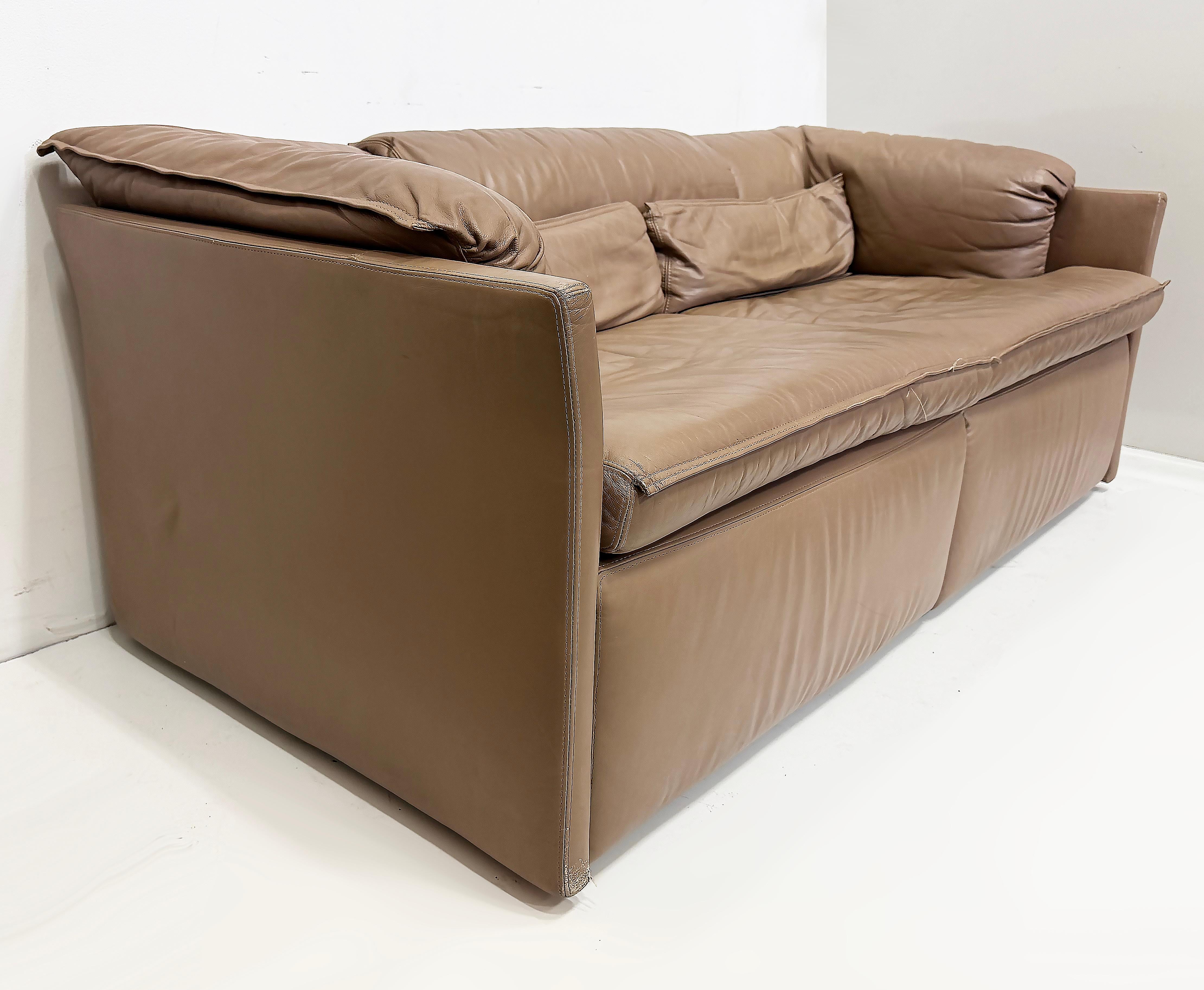 Vintage Saporiti Italia 2-Seat Leather Sofa with Curved Sides Moderno en venta