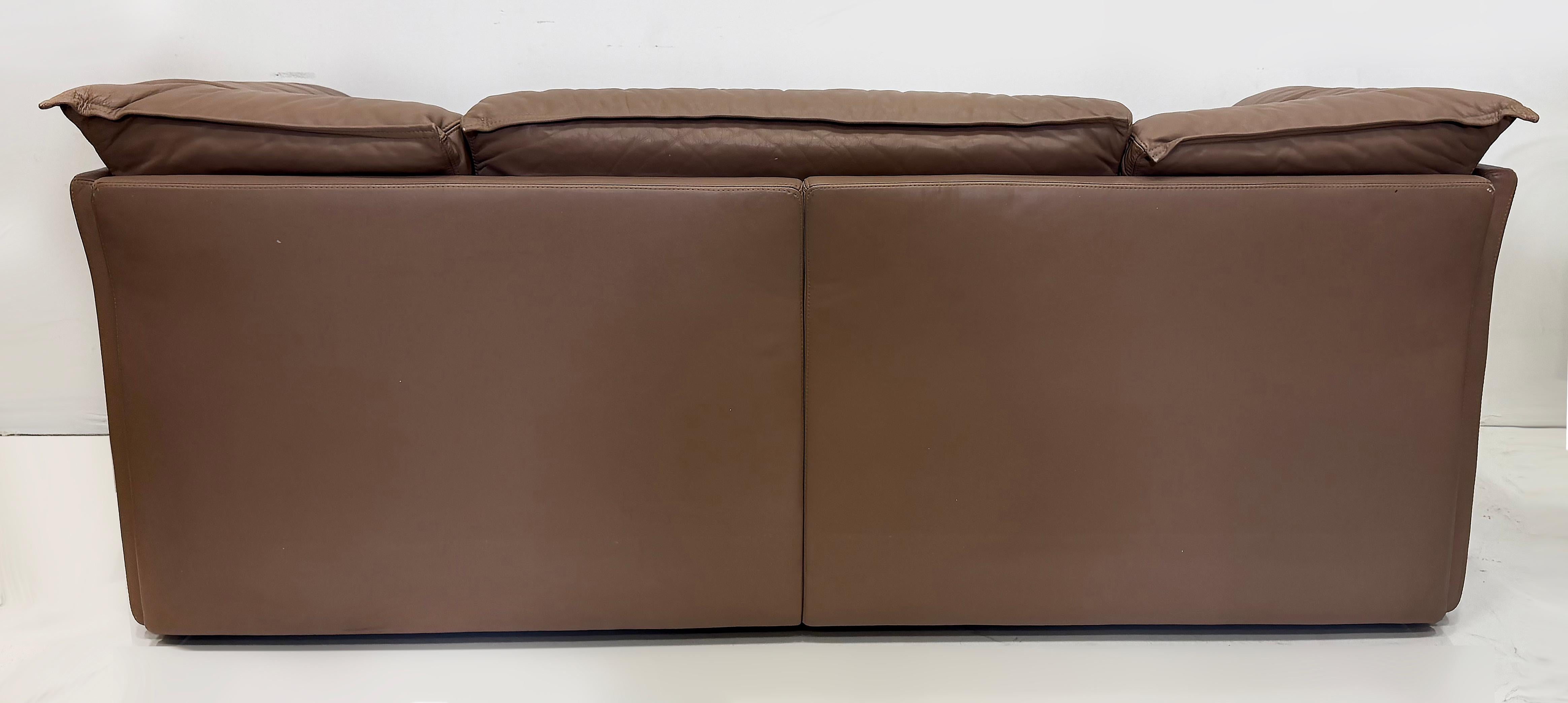 Vintage Saporiti Italia 2-Seat Leather Sofa with Curved Sides Italiano en venta