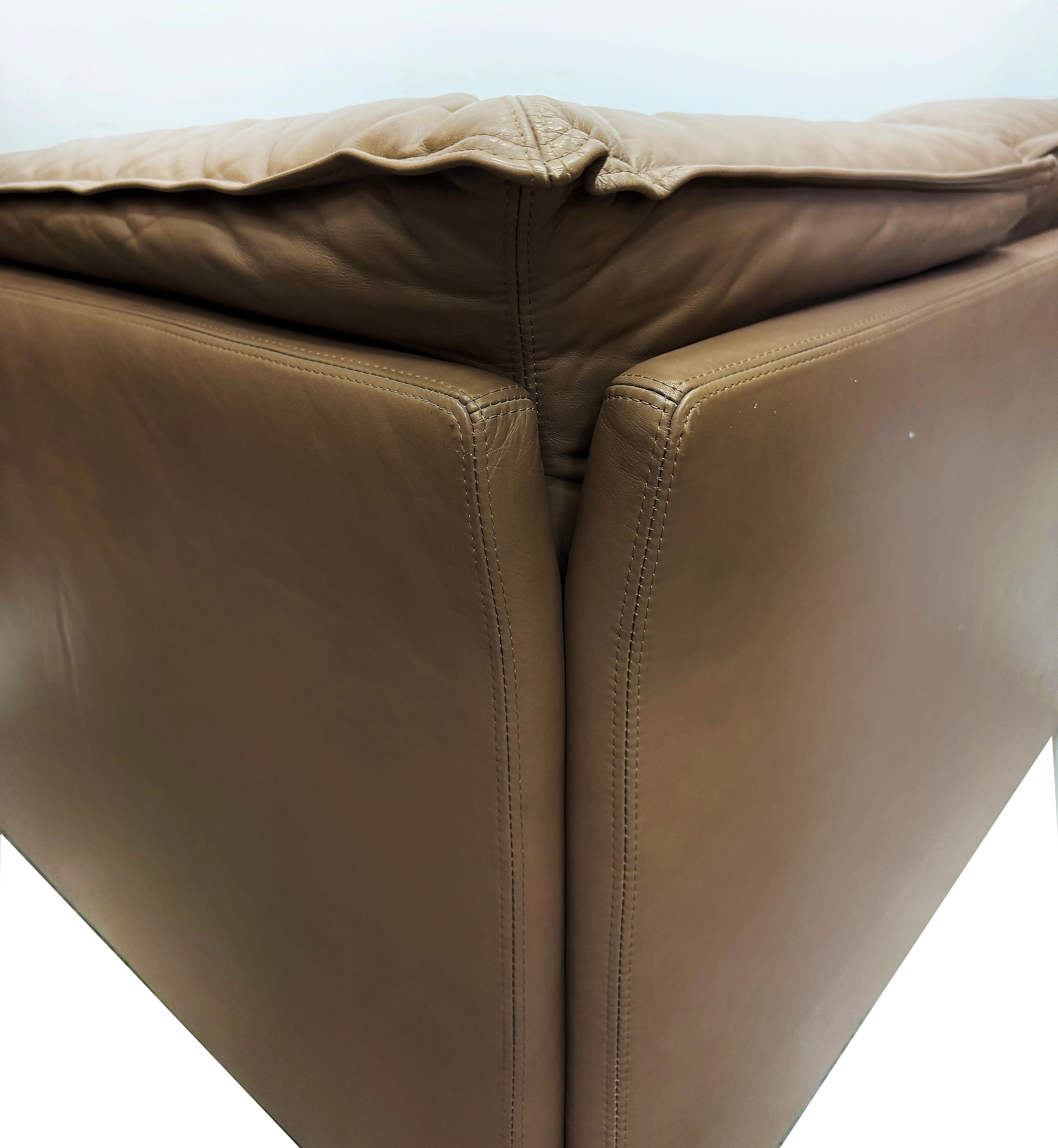 Vintage Saporiti Italia 2-Seat Leather Sofa with Curved Sides en Bueno estado para la venta en Miami, FL