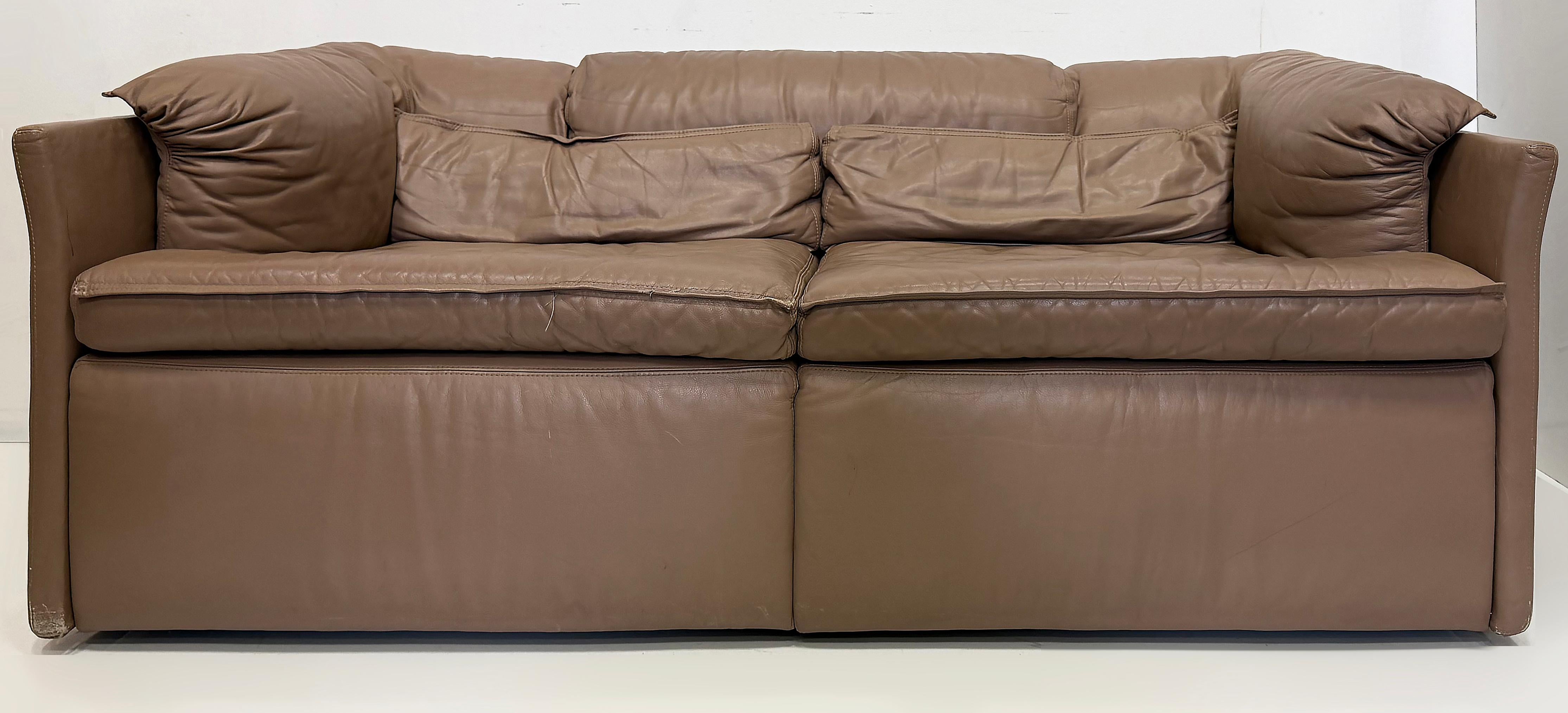 Vintage Saporiti Italia 2-Seat Leather Sofa with Curved Sides siglo XX en venta