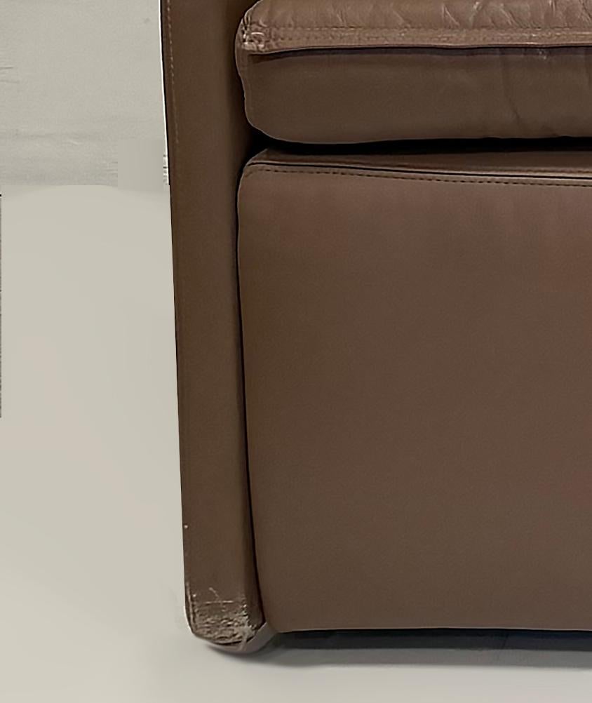 Vintage Saporiti Italia 2-Seat Leather Sofa with Curved Sides Cuero en venta