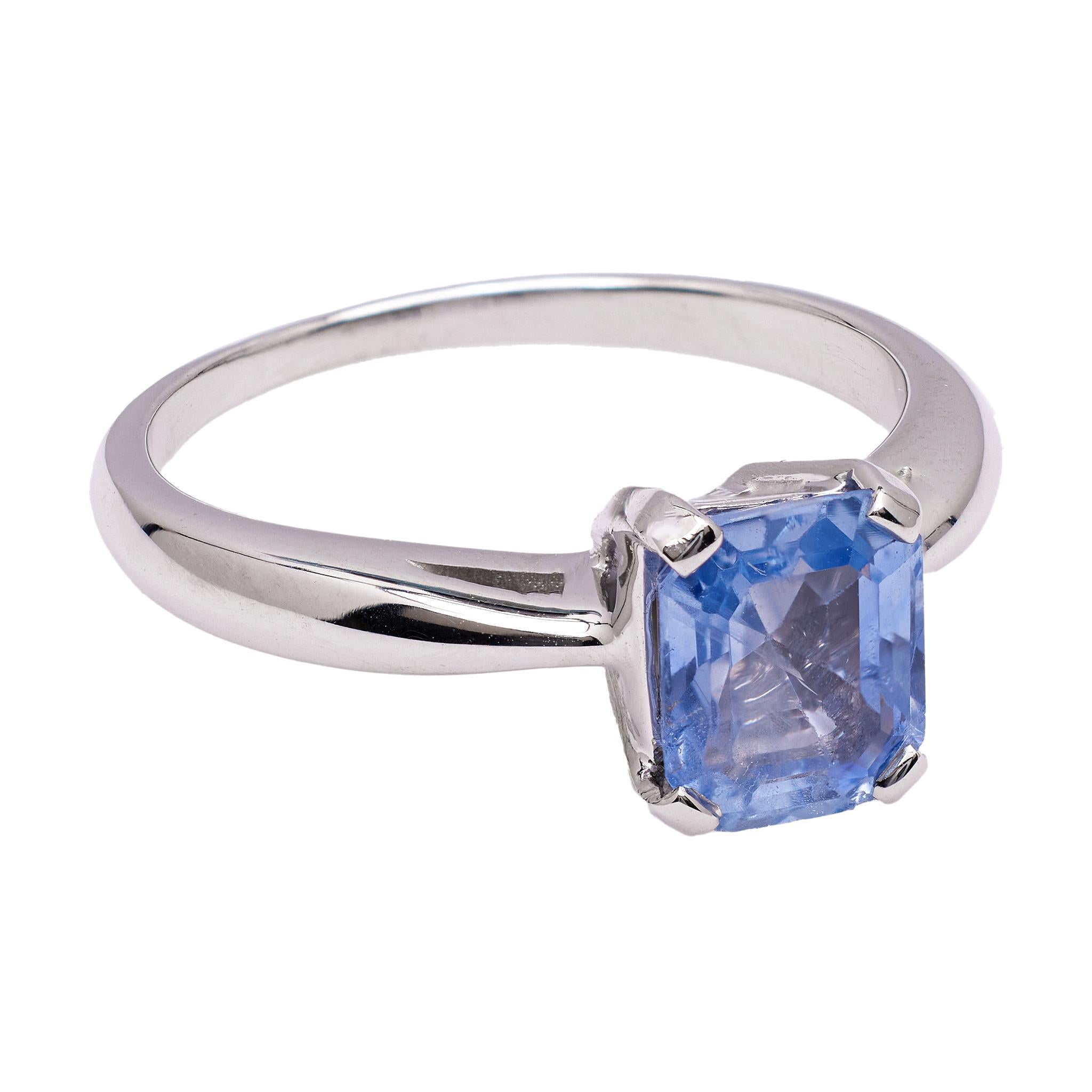 Vintage Sapphire 18k White Gold Solitaire Ring In Good Condition For Sale In Beverly Hills, CA