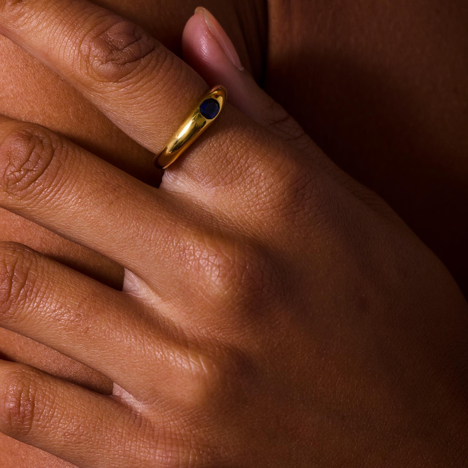 Vintage Saphir 18k Gelbgold Lünette gesetzt Band (Ovalschliff) im Angebot