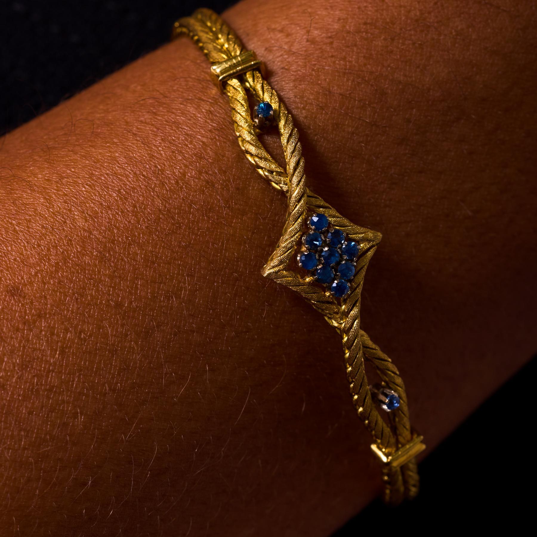 Elegant et intemporel, ce bracelet vintage des années 1980 met en valeur onze saphirs bleus vifs gracieusement sertis dans un design en or jaune 18k poli. La riche couleur des saphirs contraste magnifiquement avec l'éclat chaud de l'or, créant un