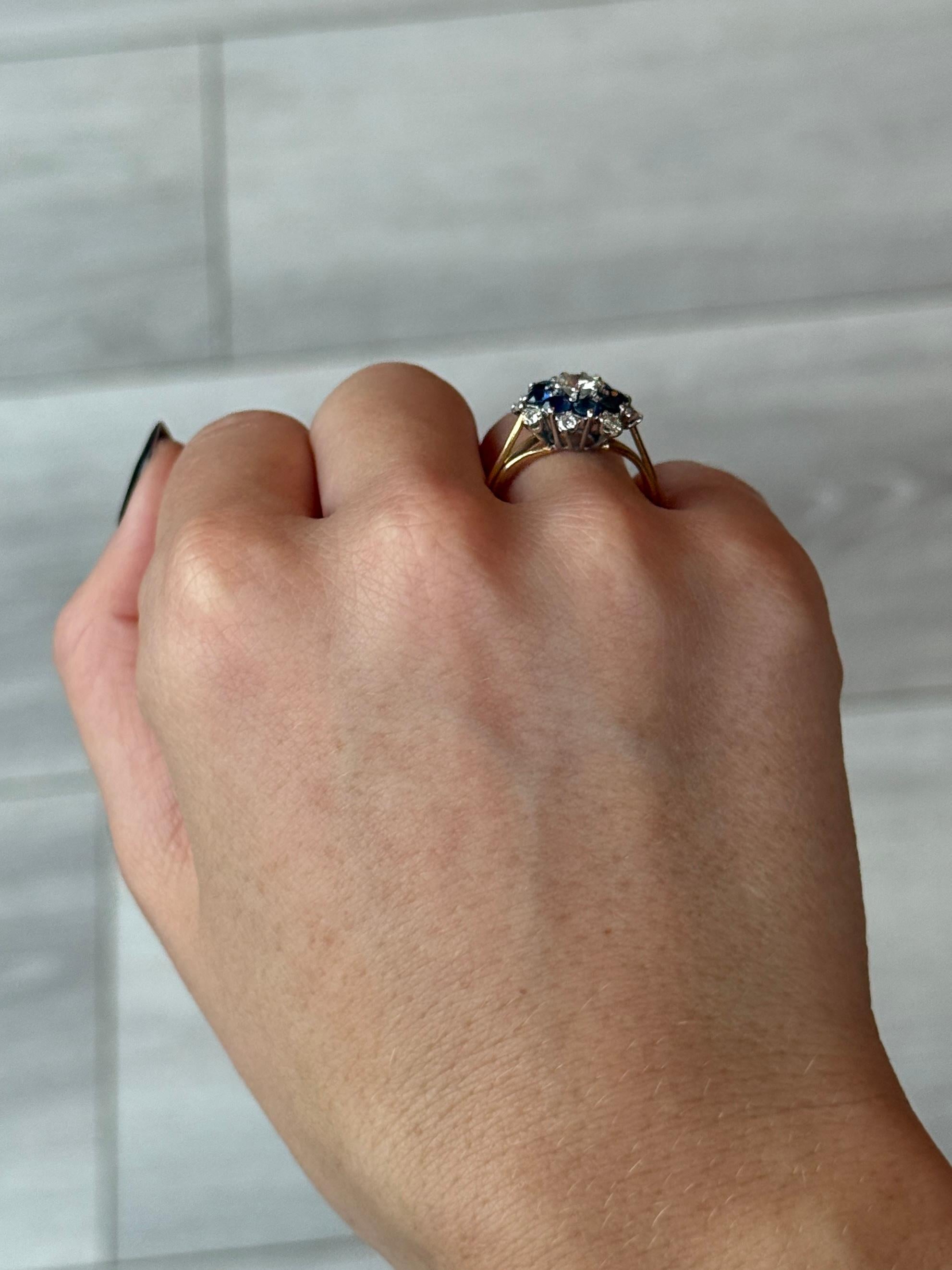 Taglio rotondo Anello a grappolo con zaffiro e diamante d'epoca in oro 18 carati in vendita