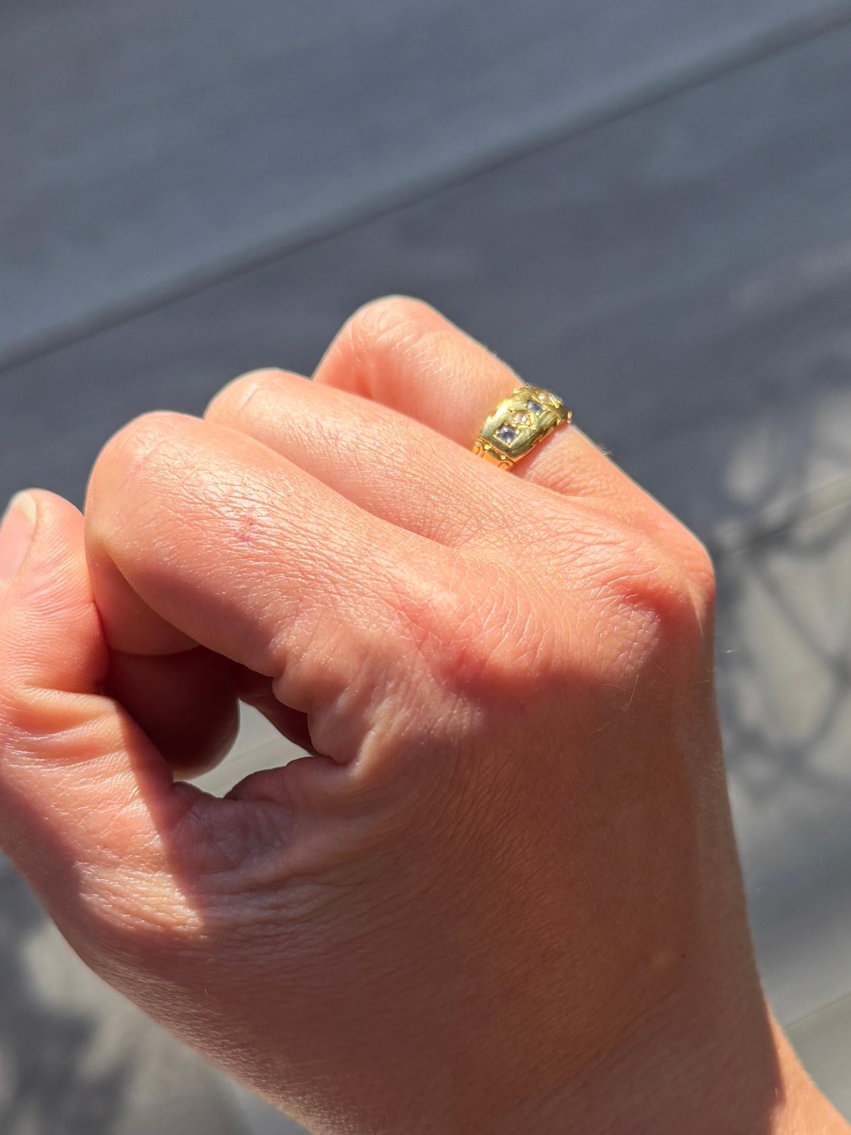 Round Cut Vintage Sapphire and Diamond 18 Carat Gold Five Stone Band For Sale