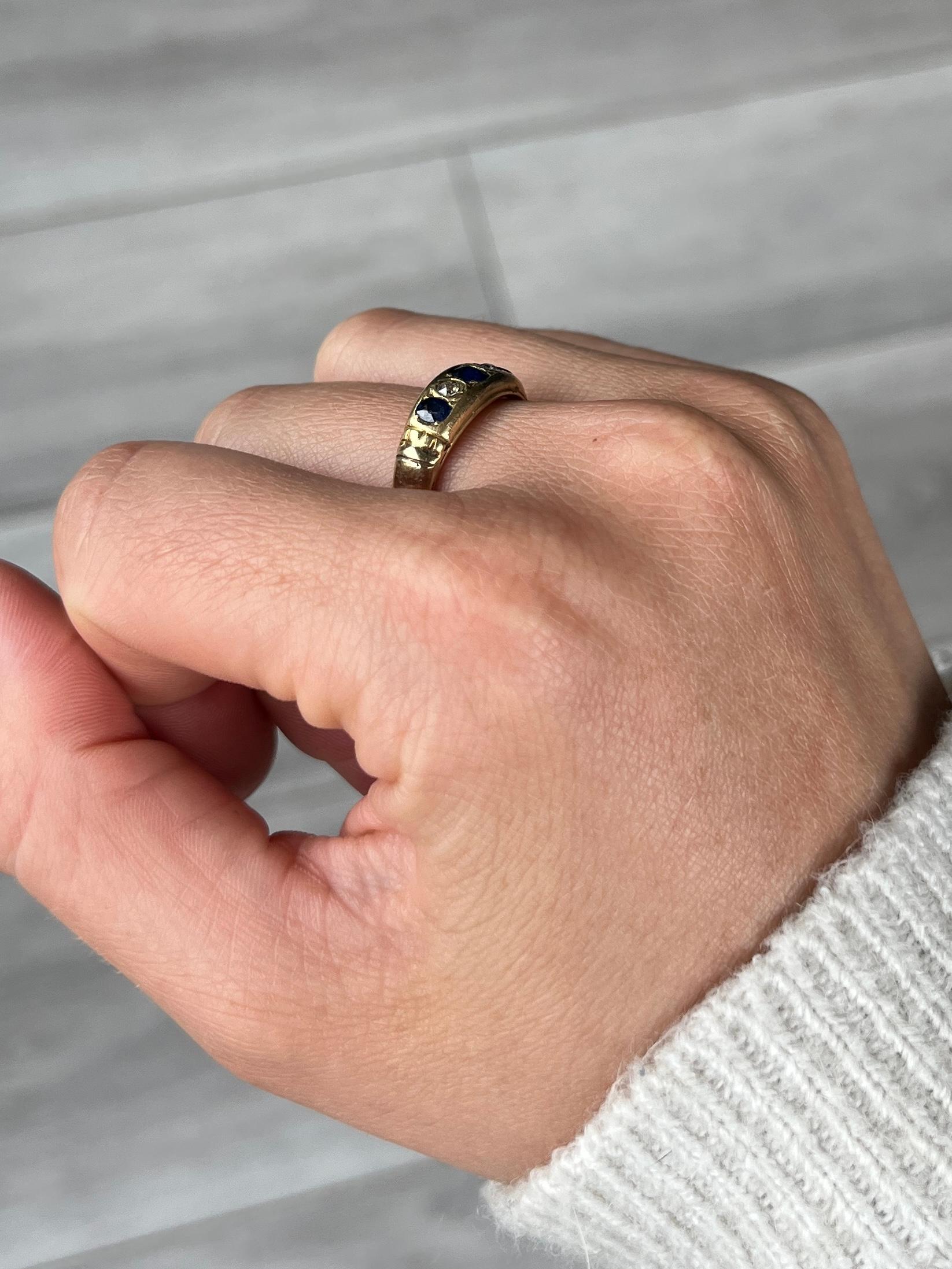 Taglio rotondo Fascia a cinque pietre in oro 18 carati con zaffiro e diamante vintage in vendita