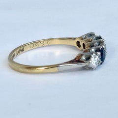 Anillo vintage de cinco piedras de zafiro y diamantes de oro de 18 quilates