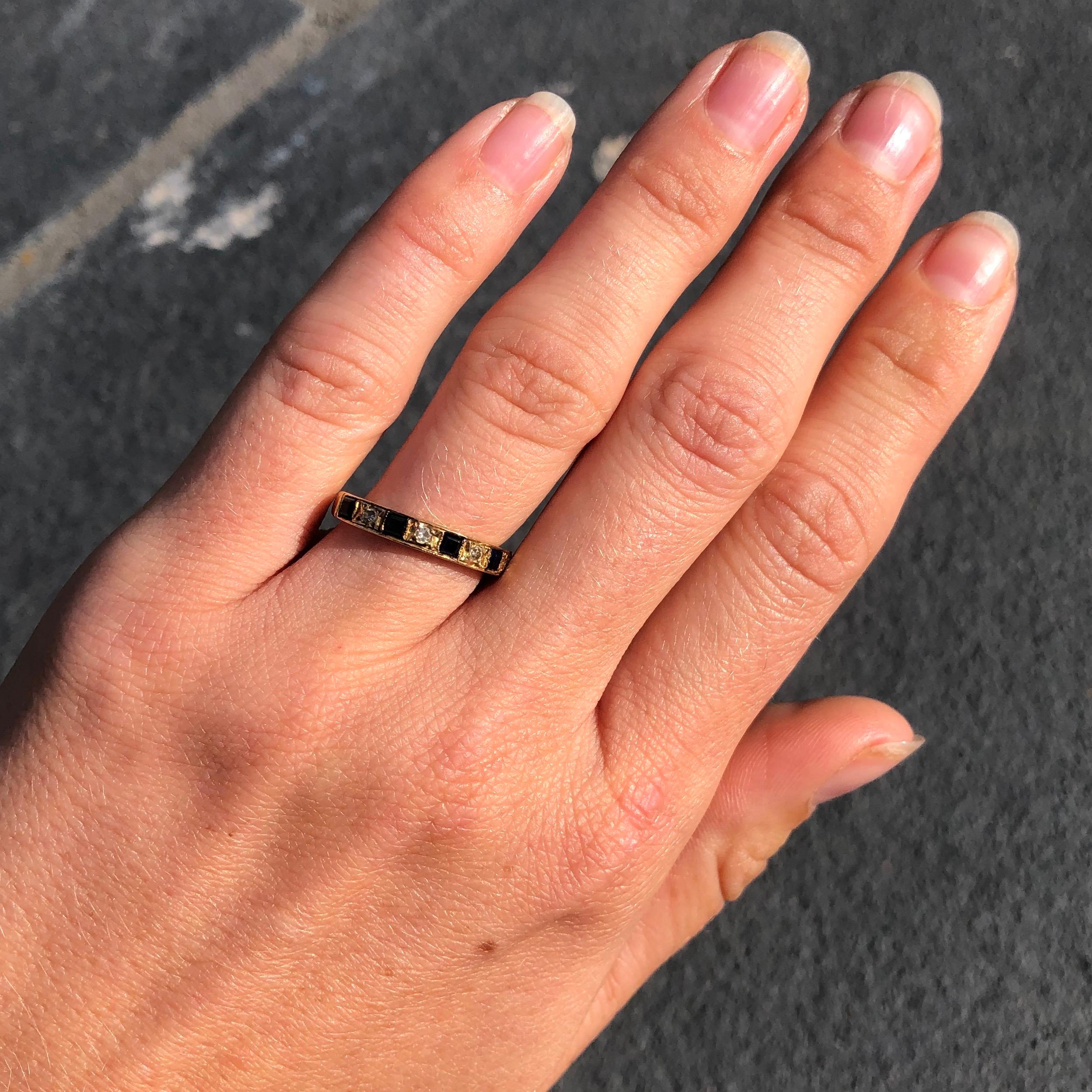Halb-Eternity-Ring, Saphir und Diamant, 18 Karat Gold im Zustand „Hervorragend“ in Chipping Campden, GB