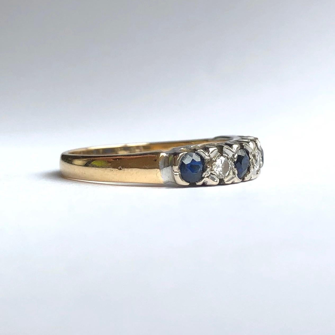 In Platin gefasst sind vier leuchtend blaue und wunderschöne Saphire von insgesamt ca. 60 pts. Neben den Saphiren befinden sich auch drei helle Diamanten. Diese summieren sich auf etwa 30 Punkte. Der Rest des Rings ist aus 18 Karat Gold modelliert