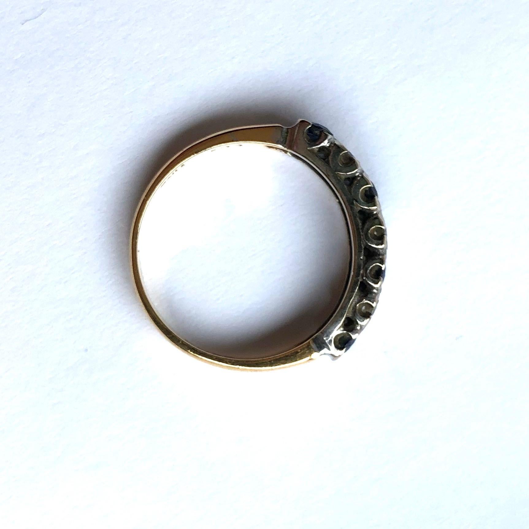 Siebensteiniger Vintage-Ring mit Saphiren und Diamanten aus 18 Karat Gold (Rundschliff) im Angebot