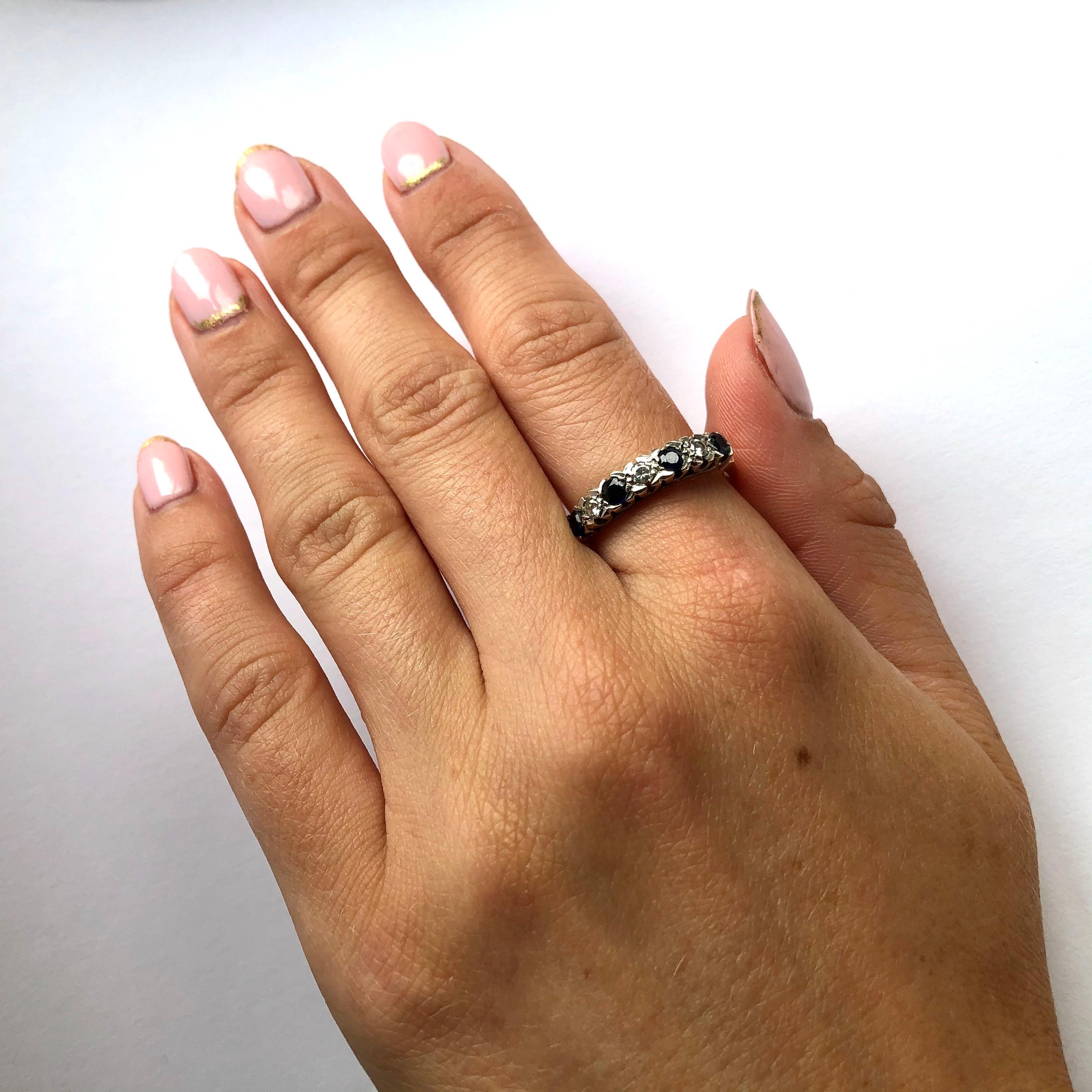 Siebensteiniger Vintage-Ring mit Saphiren und Diamanten aus 18 Karat Gold im Zustand „Gut“ im Angebot in Chipping Campden, GB