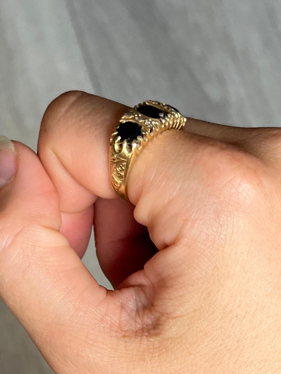 Dieser wunderschöne Ring enthält drei tiefblaue Saphire von insgesamt 1,7 ct und zwei Trios von Diamanten von insgesamt 18 ptspts. Der Ring ist aus 18 Karat Gold modelliert. Vollständig gestempelt London 1966.

Ringgröße: J 1/2 oder 5 

Gewicht: 2,8