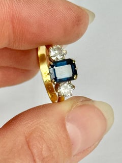 Anillo vintage de tres piedras en oro de 18 quilates con zafiro y diamantes