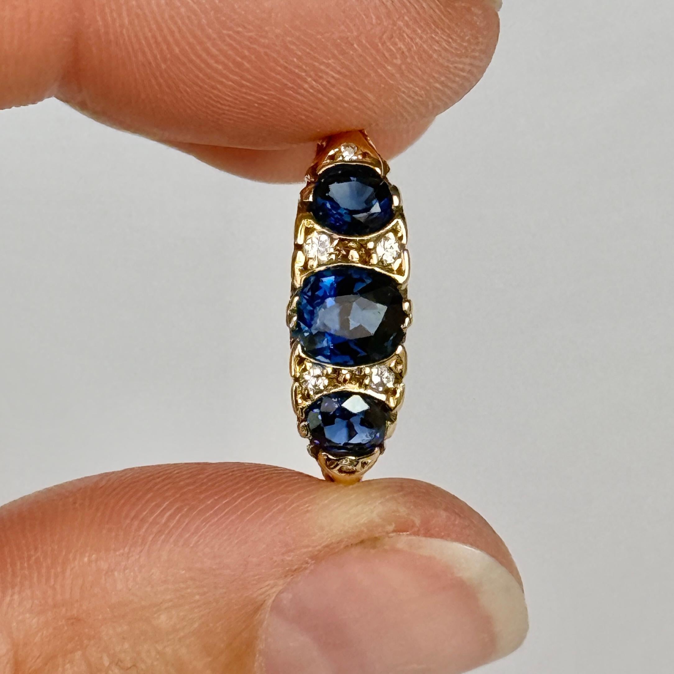 Taglio rotondo Anello a tre pietre in oro 18 carati con zaffiro e diamante vintage in vendita