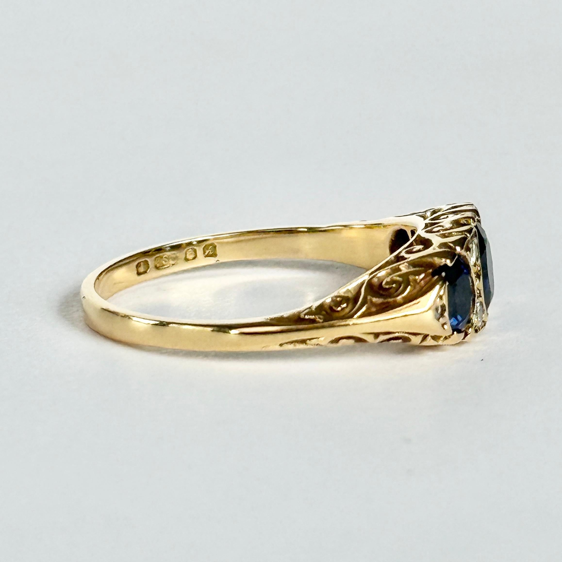 Anello a tre pietre in oro 18 carati con zaffiro e diamante vintage In condizioni discrete in vendita a Chipping Campden, GB