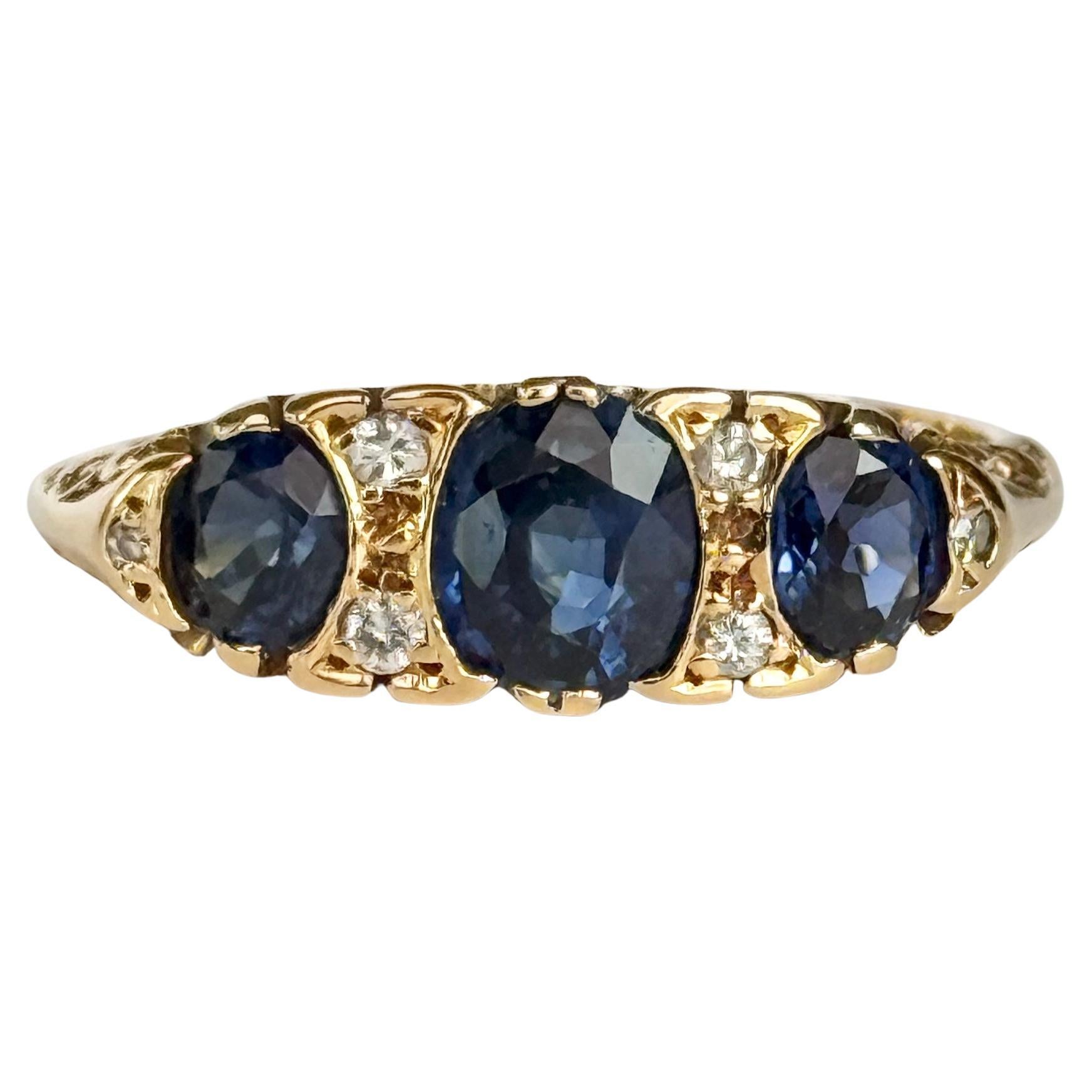 Anello a tre pietre in oro 18 carati con zaffiro e diamante vintage in vendita