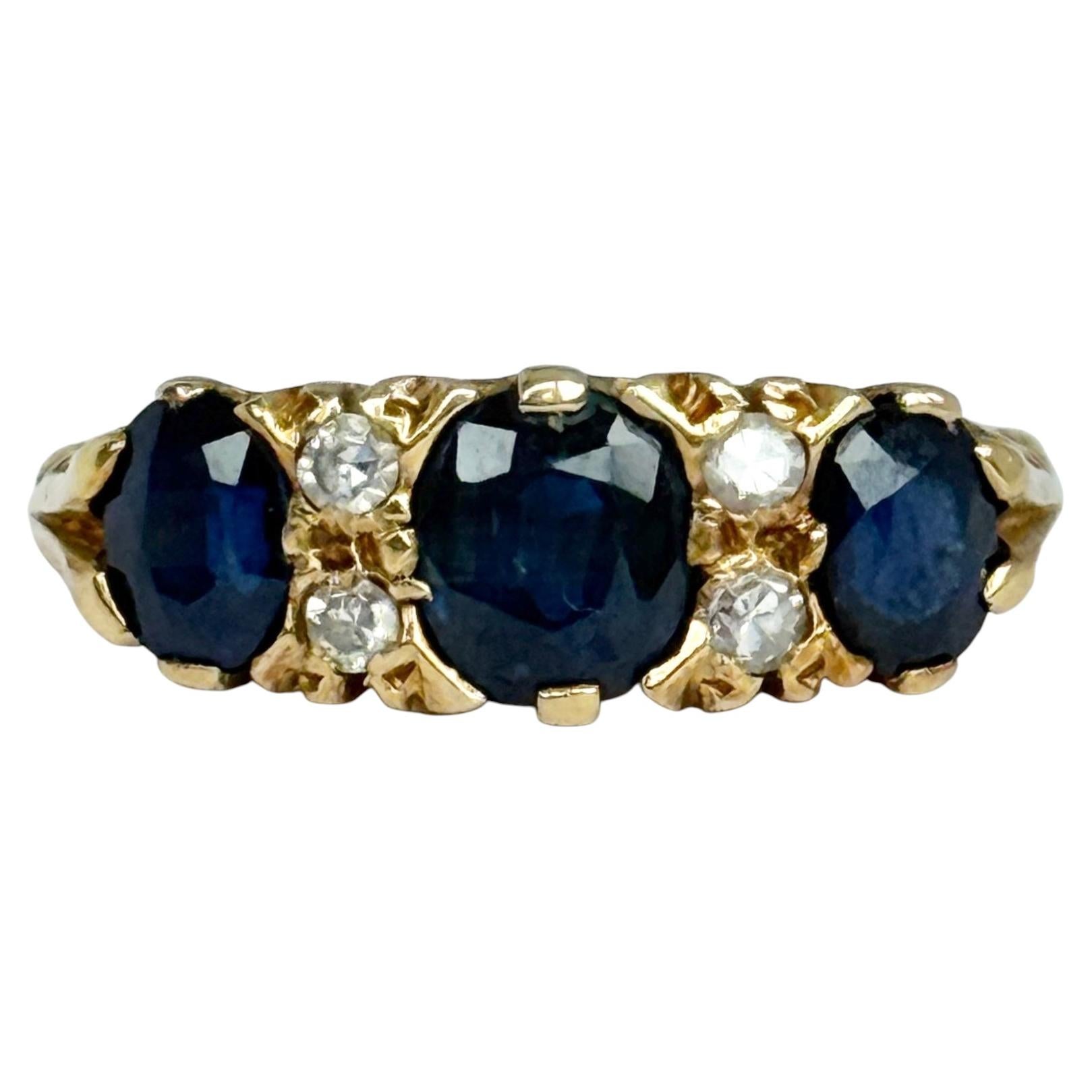 Vintage Sapphire and Diamond 18 Carat Gold Three Stone Ring (bague à trois pierres en or 18 carats)