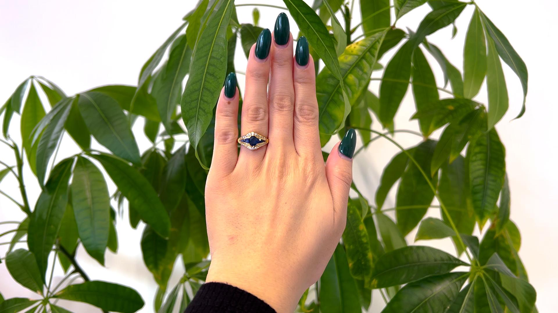 Ein Vintage Saphir und Diamant 18k Gelbgold Ring. Mit einem ovalen Saphir im Mischschliff mit einem Gewicht von etwa 0.75 Karat. Akzentuiert durch sechs französische Saphire im Kaliberschliff mit einem Gesamtgewicht von ca. 0,45 Karat und 26 runde