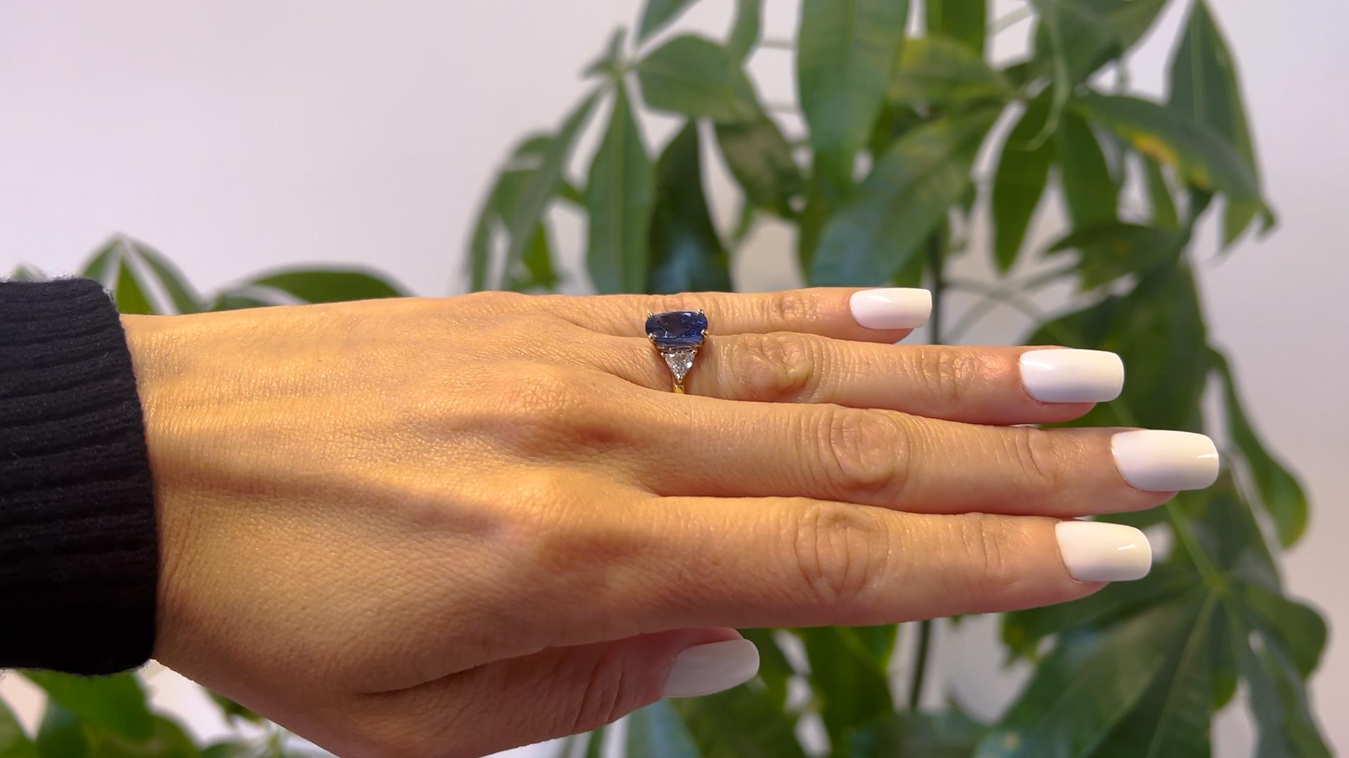 Anillo vintage de tres piedras de oro amarillo de 18k con zafiro y diamantes en Bueno Estado en Beverly Hills, CA