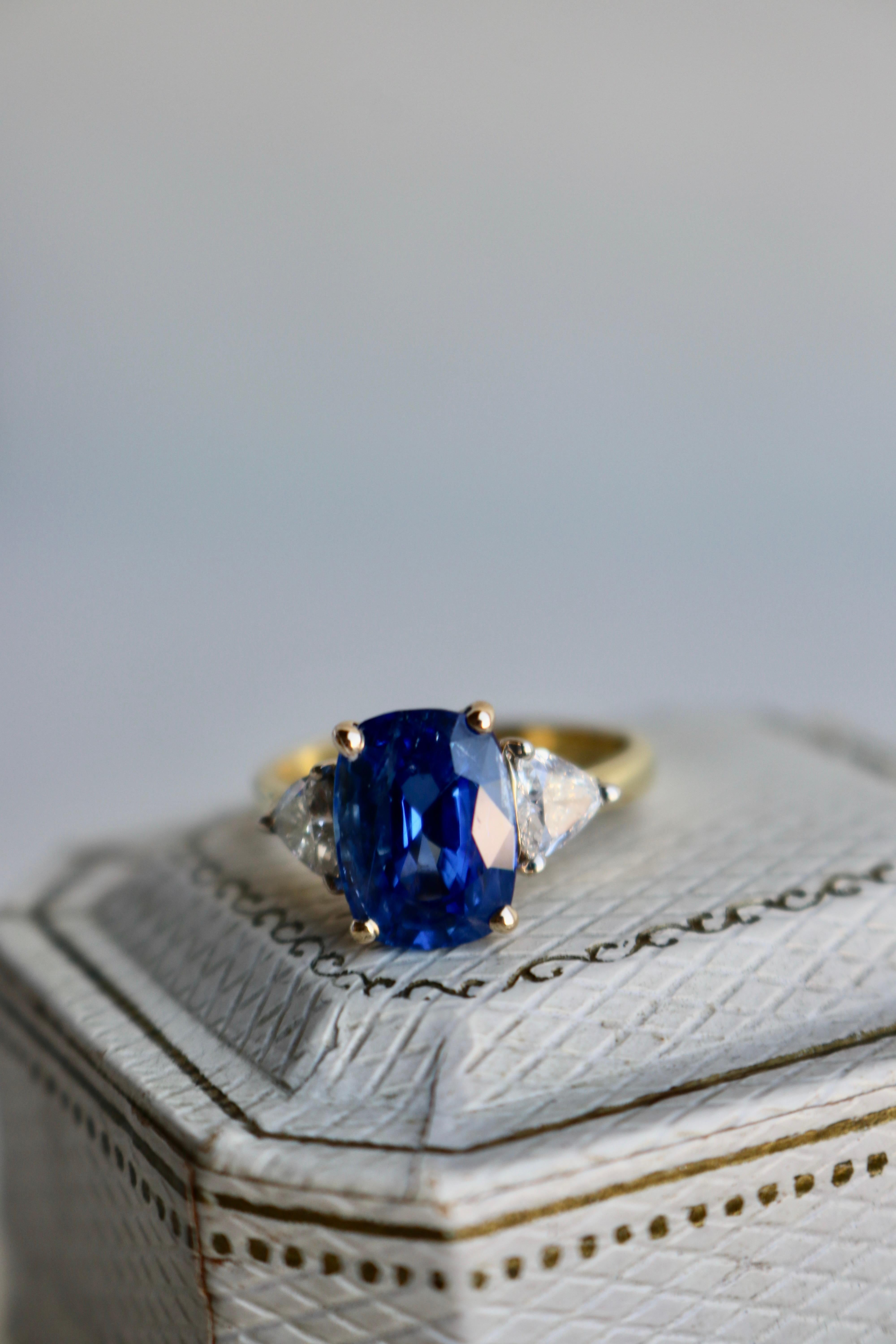 Anillo vintage de tres piedras de oro amarillo de 18k con zafiro y diamantes 1