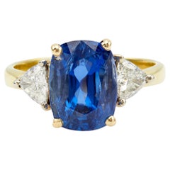 Anillo vintage de tres piedras de oro amarillo de 18k con zafiro y diamantes