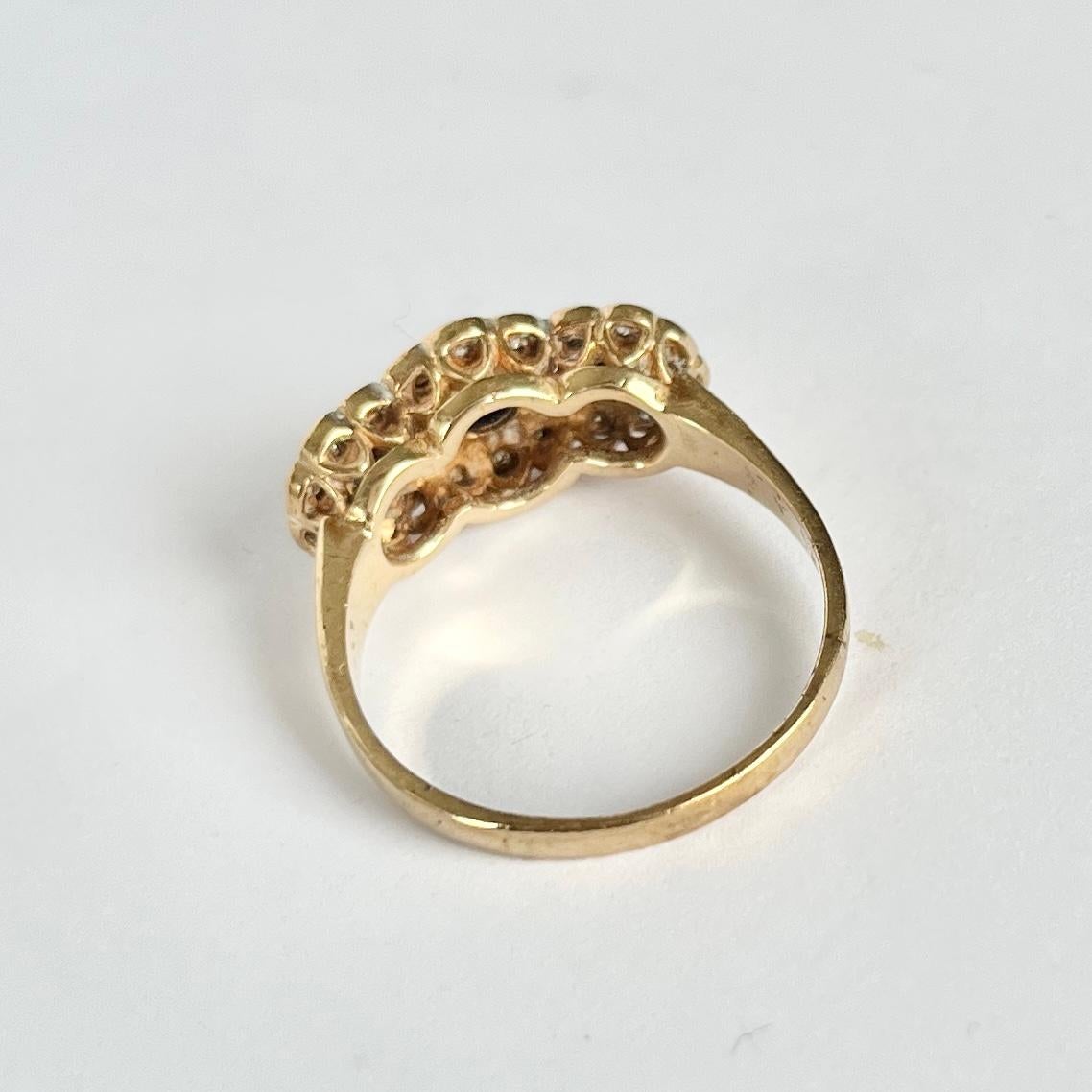 Dreifach-Cluster-Ring mit Saphiren und Diamanten aus 18 Karat Weißgold (Rundschliff) im Angebot