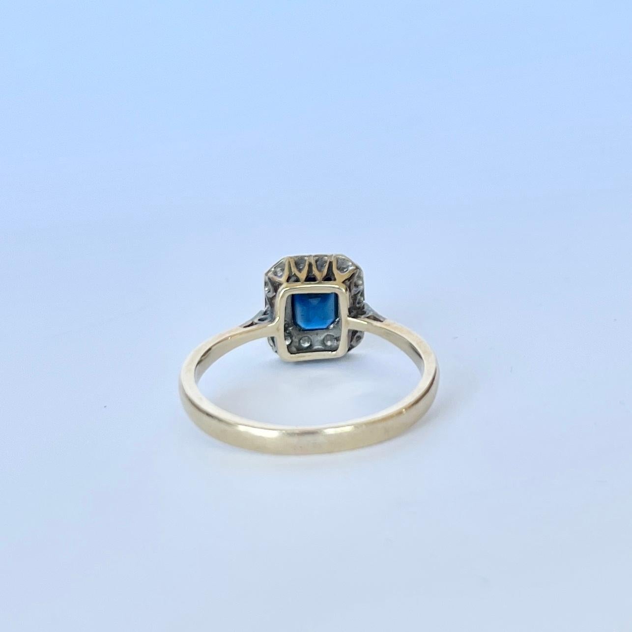 Vintage Sapphire and Diamond 9 Carat Gold Cluster Ring In Good Condition For Sale In Chipping Campden, GB