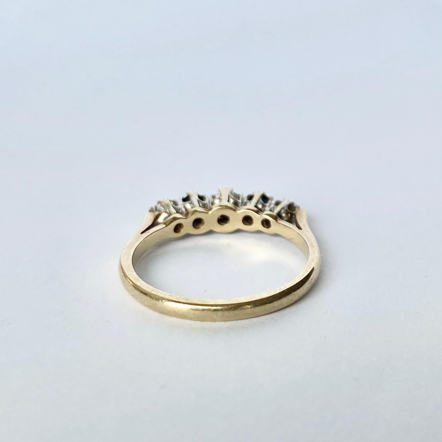 Questo splendido anello contiene due zaffiri blu intenso per un totale di 15 carati e tre diamanti per un totale di 25 carati. Le pietre sono incastonate nel platino e il resto dell'anello è modellato in oro 9 carati. Completamente marchiato Londra