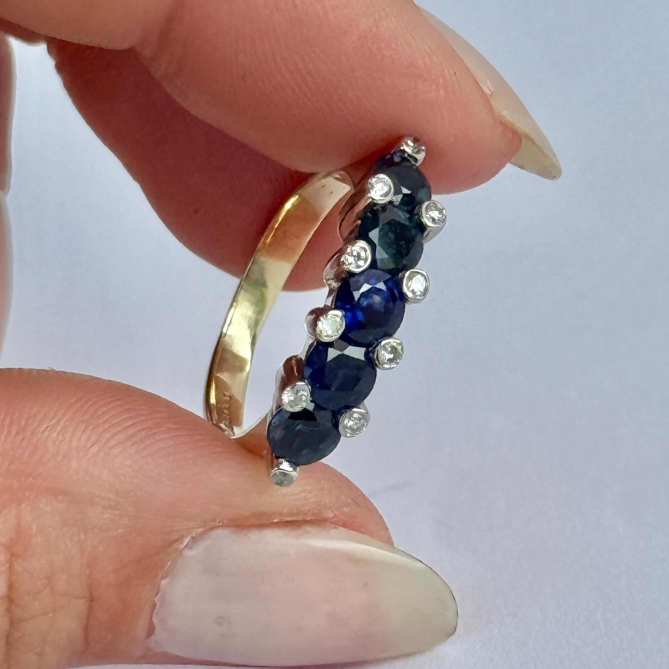 Questo splendido anello contiene cinque zaffiri blu intenso. Gli zaffiri misurano 30 carati ciascuno e i diamanti intermedi misurano 2 carati ciascuno. Modellato in oro 9 carati e marchiato Londra 1989.

Misura dell'anello: L 1/2 o 6 
Larghezza