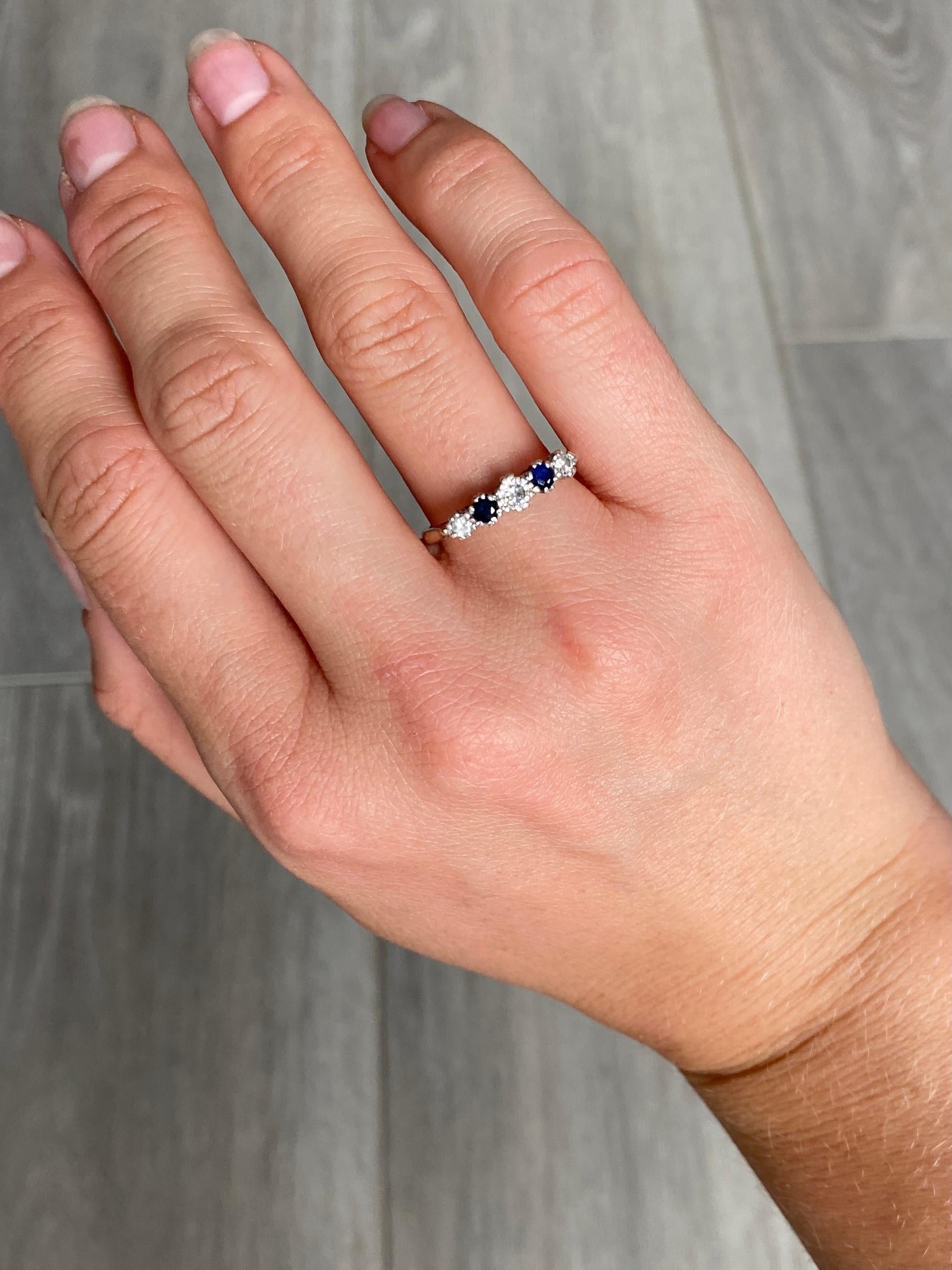 Anello d'epoca con zaffiro e diamante a cinque pietre in oro 9 carati In condizioni buone in vendita a Chipping Campden, GB