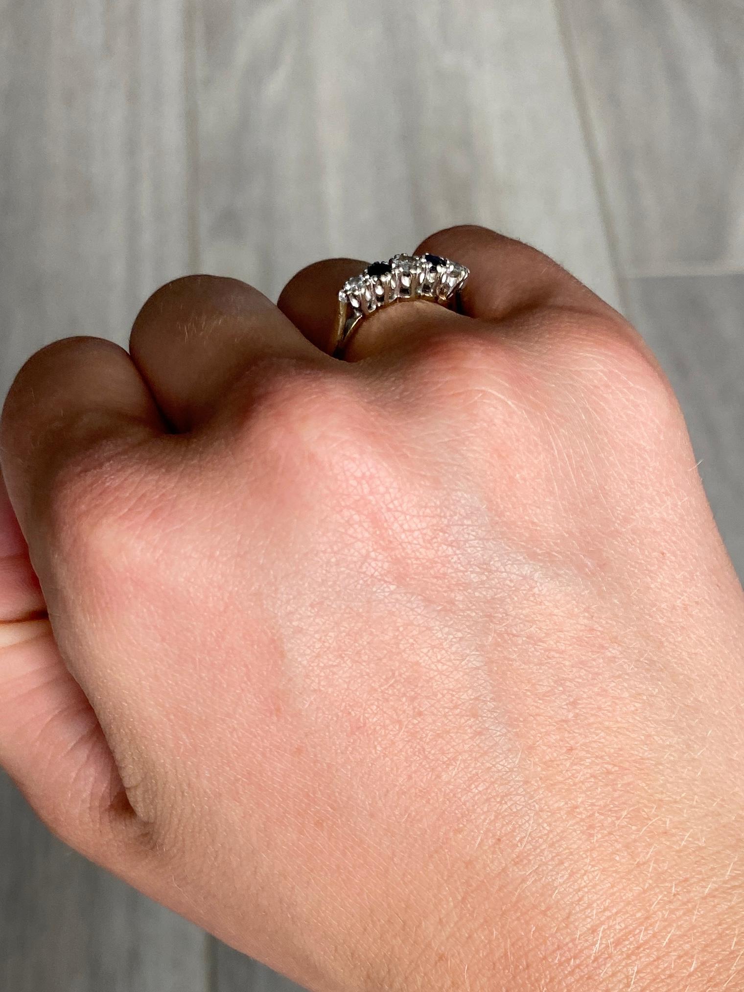 Donna Anello d'epoca con zaffiro e diamante a cinque pietre in oro 9 carati in vendita