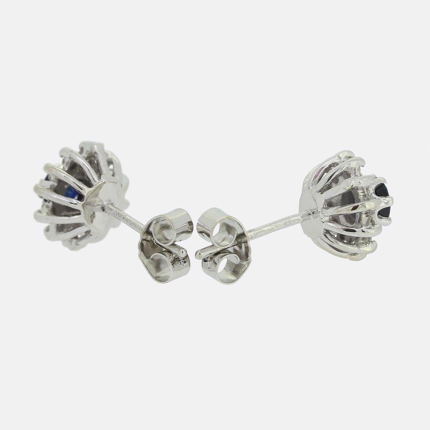 Vintage Cluster-Ohrringe mit Saphiren und Diamanten im Zustand „Gut“ im Angebot in London, GB