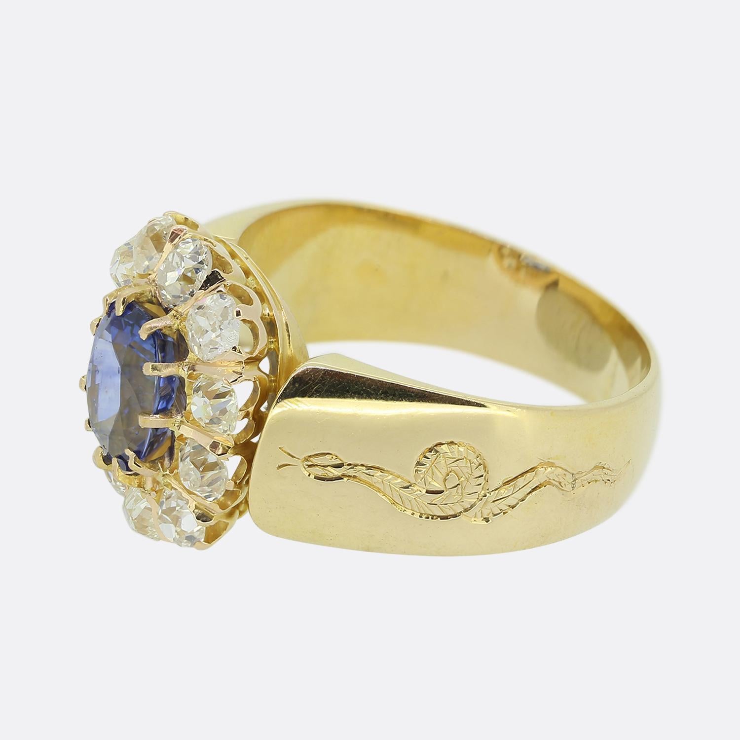 Hier haben wir einen prächtigen Saphir- und Diamant-Cluster-Ring. Dieses Vintage-Stück wurde aus warmem 18-karätigem Gelbgold gefertigt und zeigt einen atemberaubenden ovalen, facettierten natürlichen Saphir in der Mitte des Gesichts. Der Hauptstein