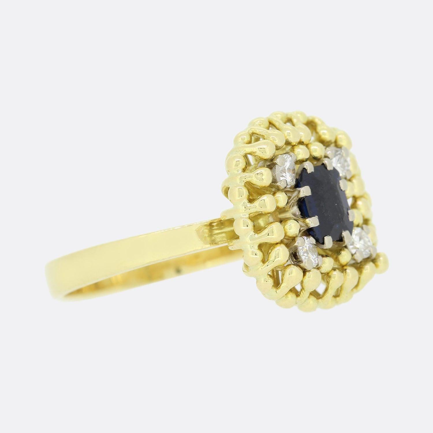 Vintage Cluster-Ring mit Saphiren und Diamanten (Smaragdschliff) im Angebot