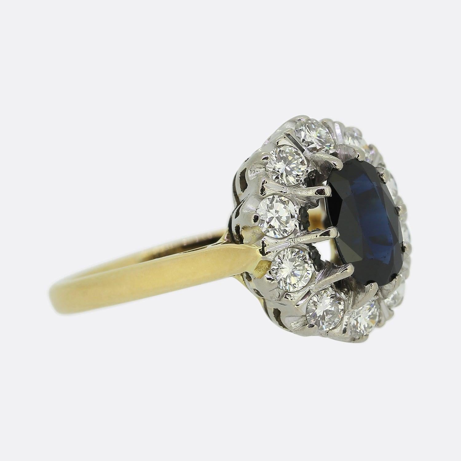 Taglio ovale Anello vintage con zaffiro e diamante a grappolo in vendita