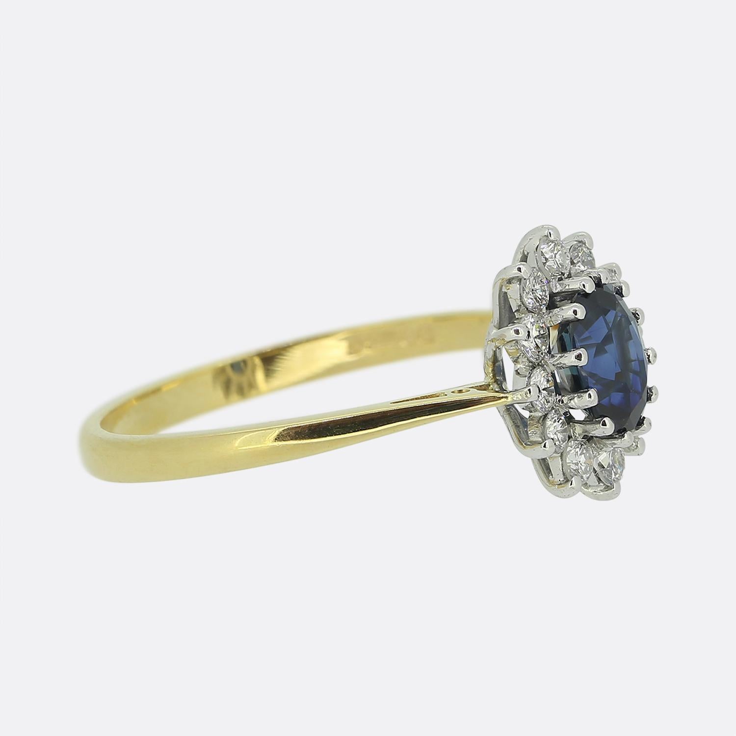 Taglio ovale Anello vintage con zaffiro e diamante a grappolo in vendita