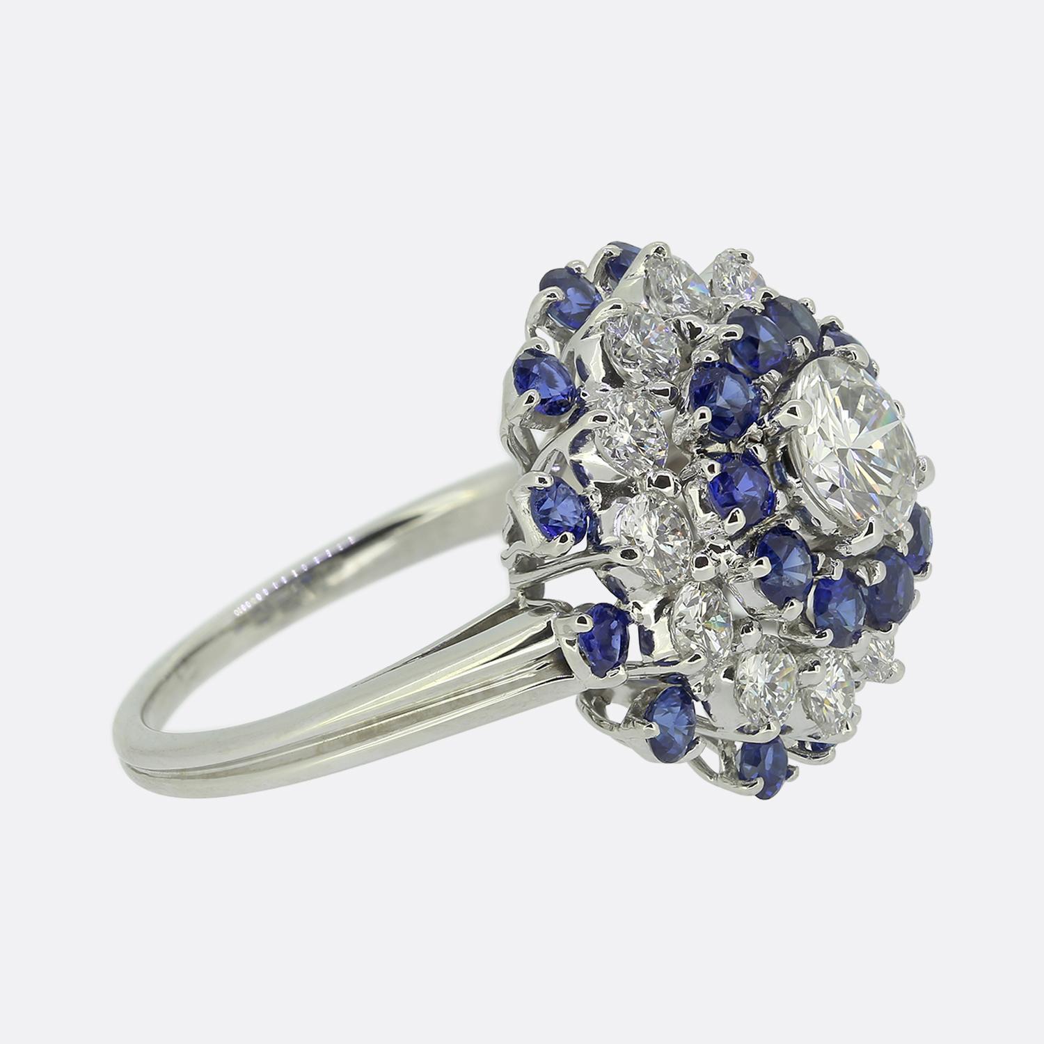 Taglio rotondo Anello vintage con zaffiro e diamante a grappolo in vendita