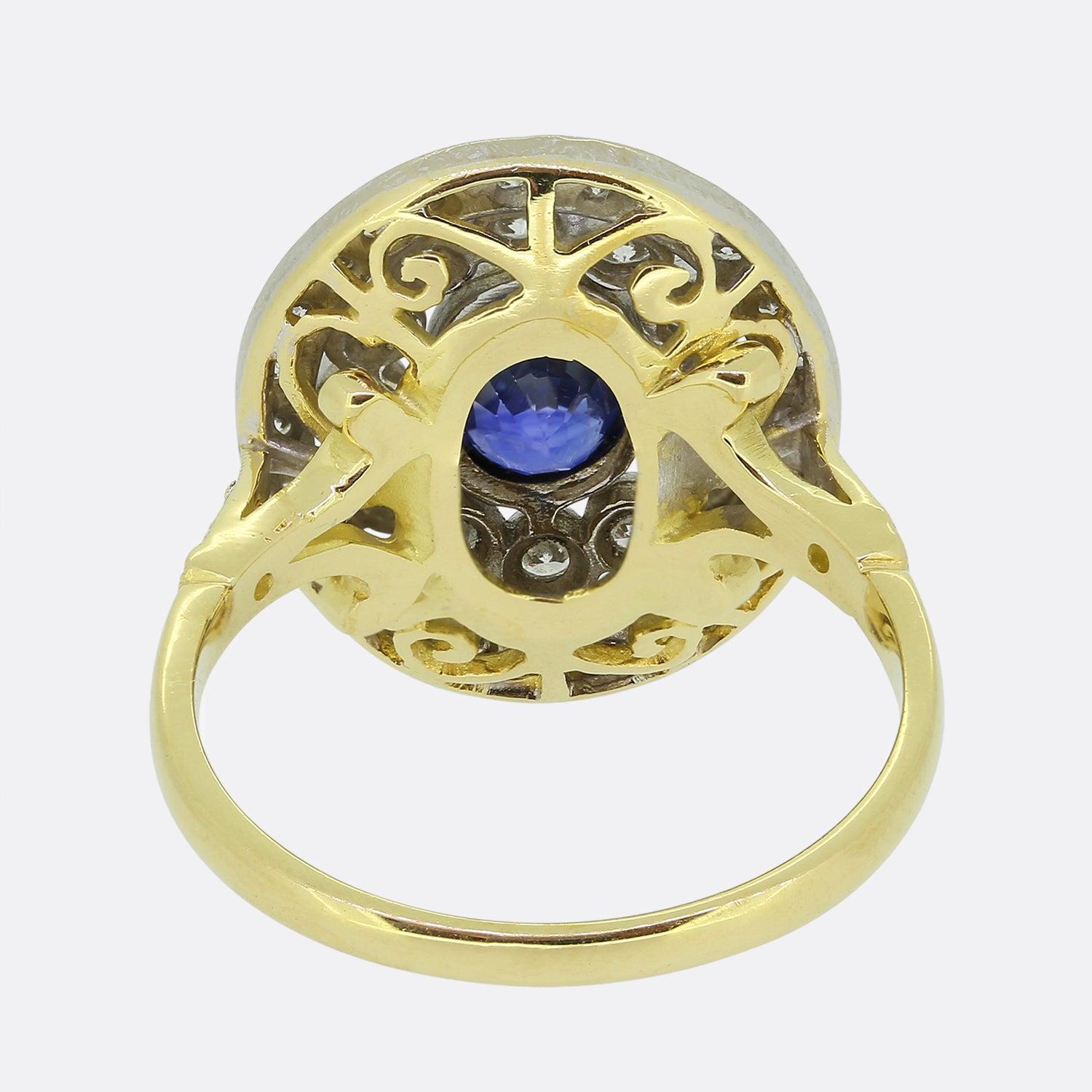 Taglio ovale Anello vintage con zaffiro e diamante a grappolo in vendita