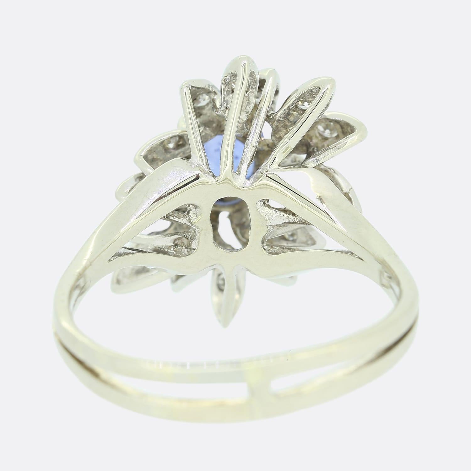 Vintage Cluster-Ring mit Saphiren und Diamanten im Zustand „Gut“ im Angebot in London, GB