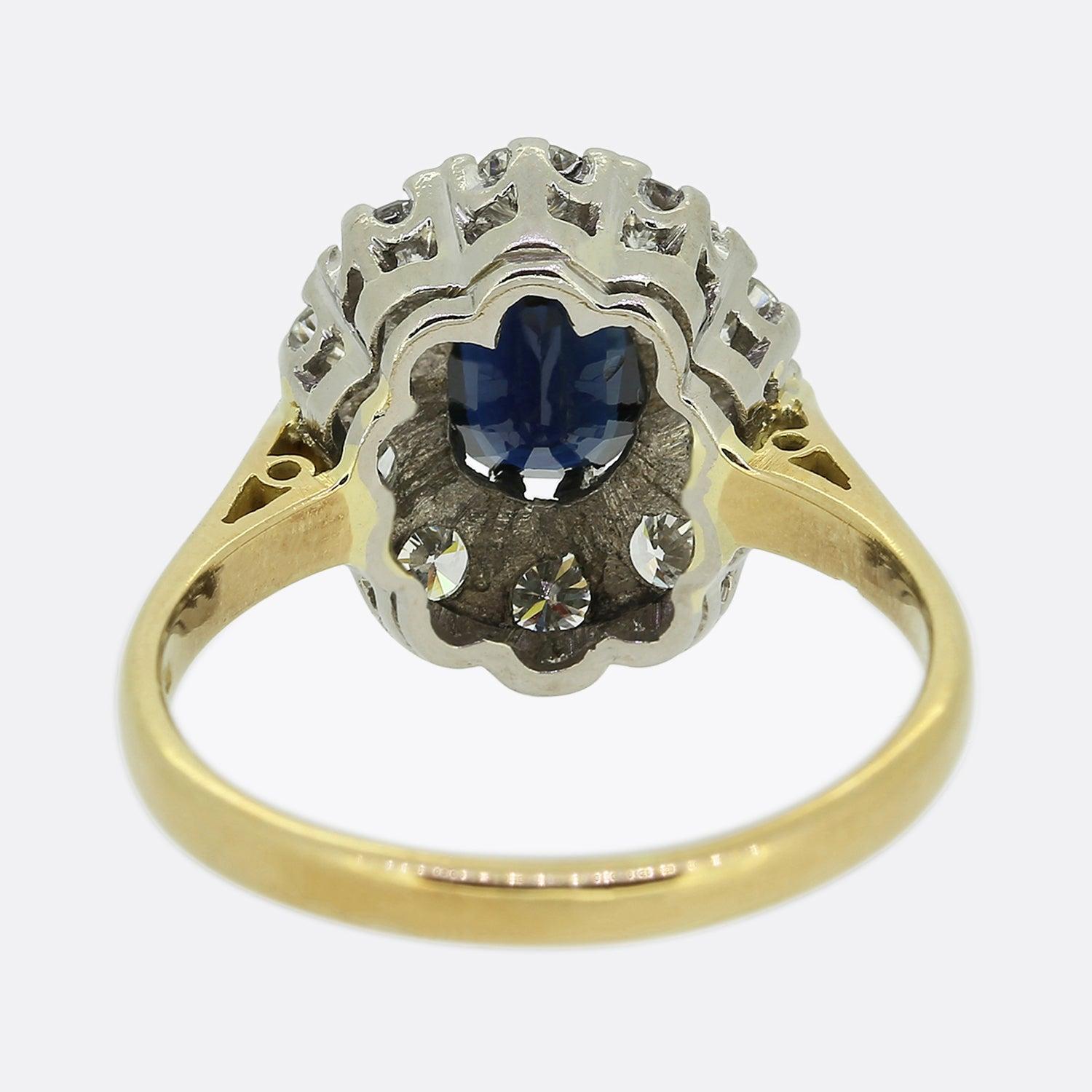 Vintage Sapphire and Diamond Cluster Ring In Good Condition For Sale In London, GB