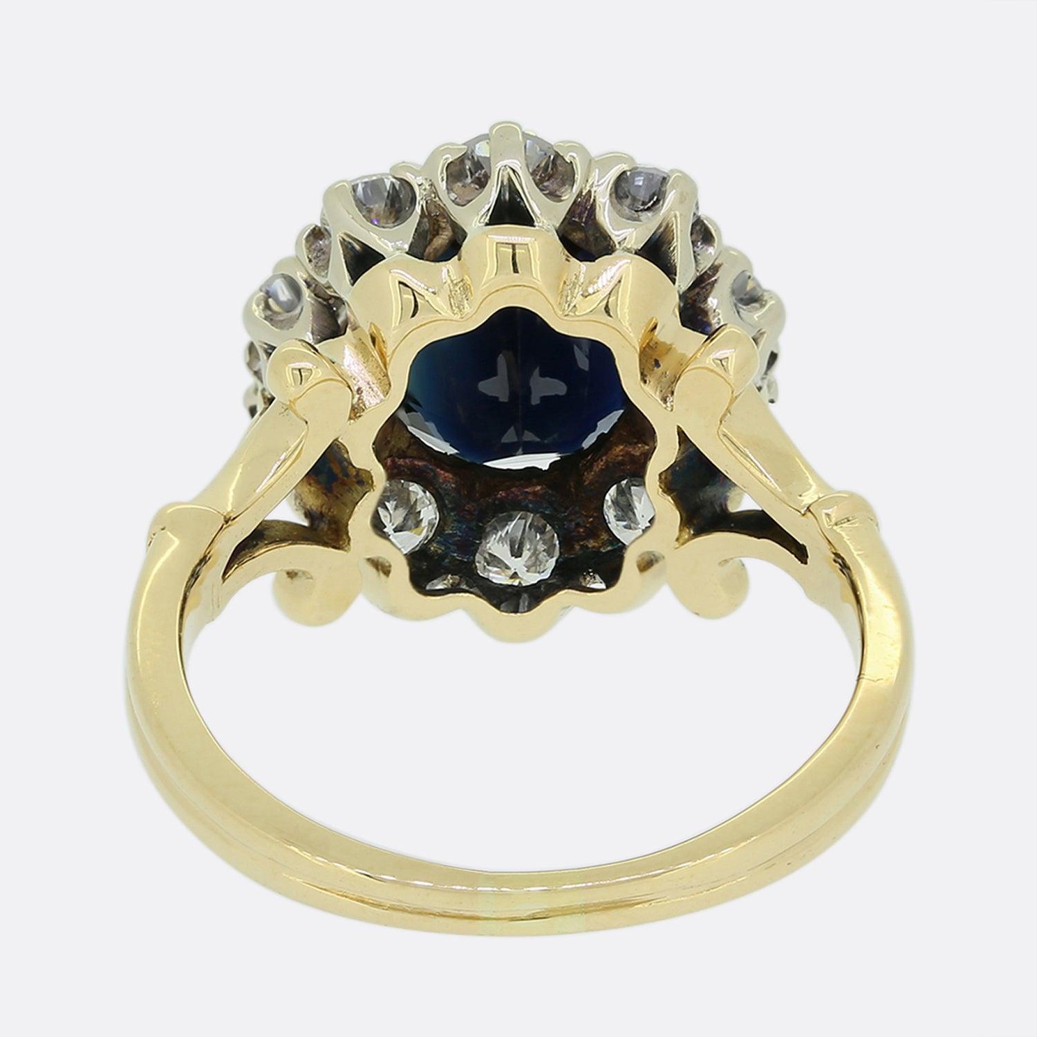 Vintage Sapphire and Diamond Cluster Ring In Good Condition For Sale In London, GB