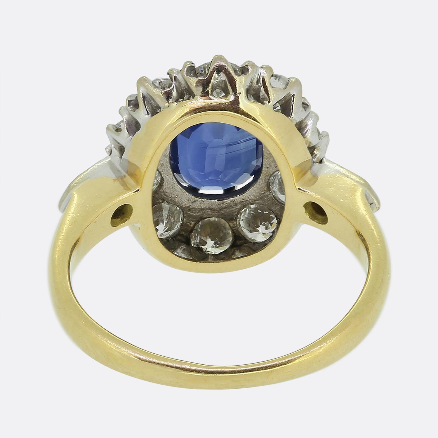 Vintage Sapphire and Diamond Cluster Ring In Good Condition For Sale In London, GB