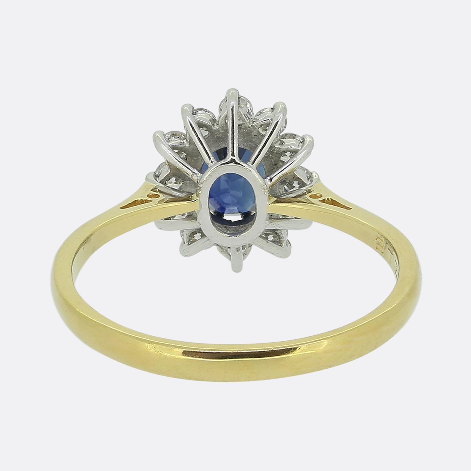 Anello vintage con zaffiro e diamante a grappolo In condizioni buone in vendita a London, GB