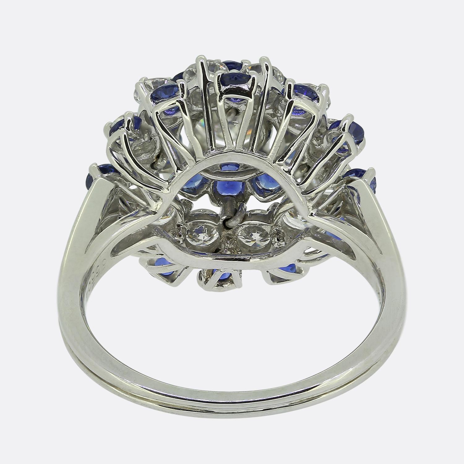 Anello vintage con zaffiro e diamante a grappolo In condizioni buone in vendita a London, GB
