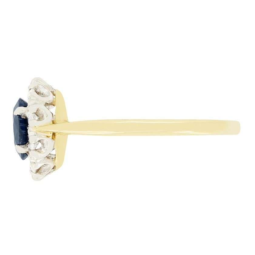 Taille ovale Bague vintage à saphir et diamant, poinçonnée en 1962 en vente