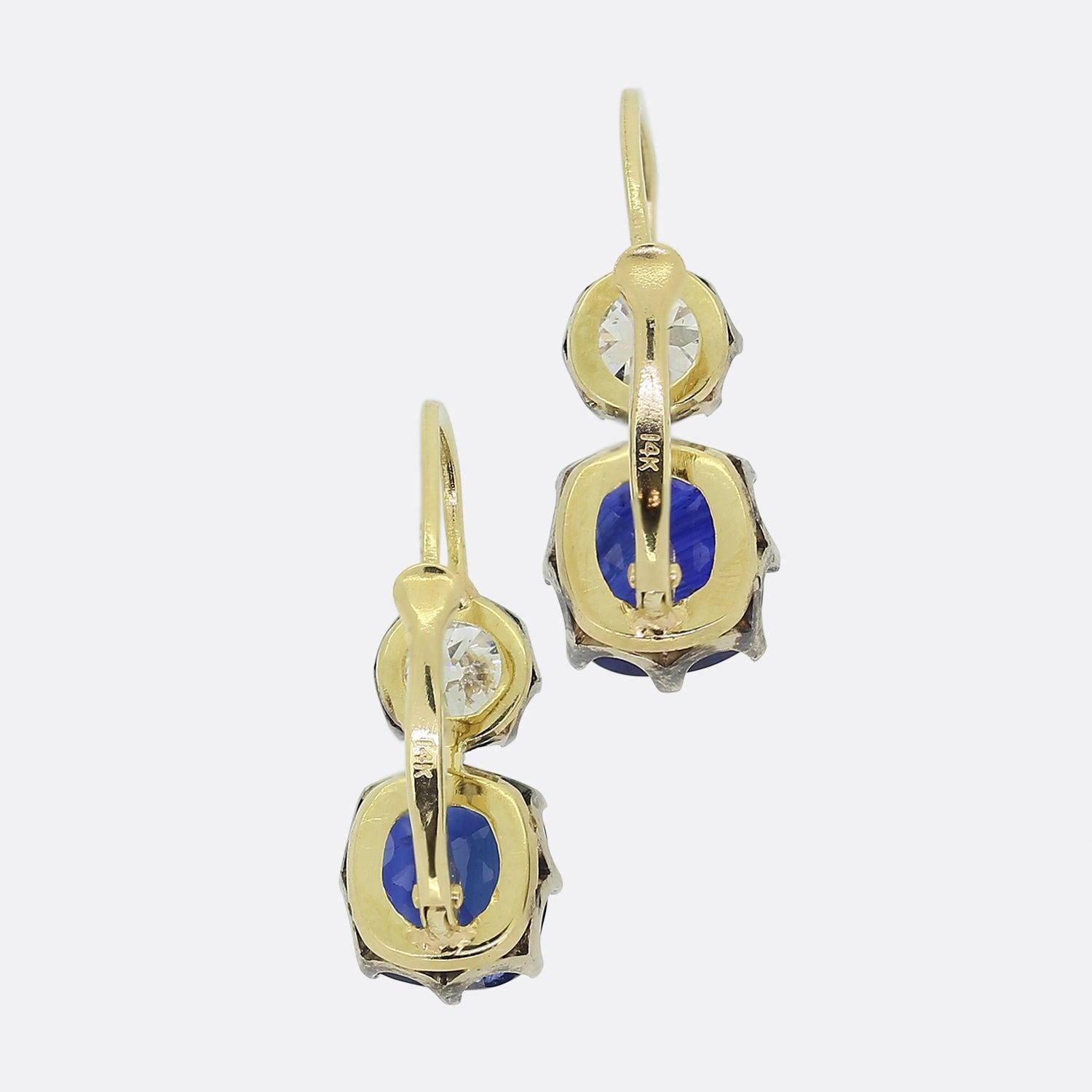 Hier haben wir ein wunderschönes Paar antiker Saphir- und Diamant-Dormeuse-Ohrringe. Jeder Ohrring besteht aus einem Saphir im Kissenschliff und einem Diamanten im alten europäischen Schliff darüber. Die natürlichen Saphire sind perfekt aufeinander
